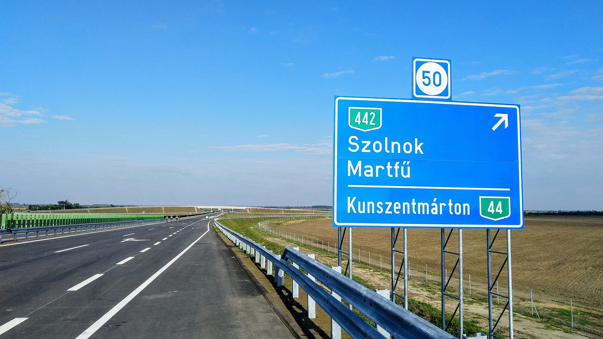 Photo showing: Az M44-es autóút csomóponti táblája Kunszentmárton mellett, a 442-es számú főút keresztezésénél. A kép 2019. szeptember 14-én készült.
