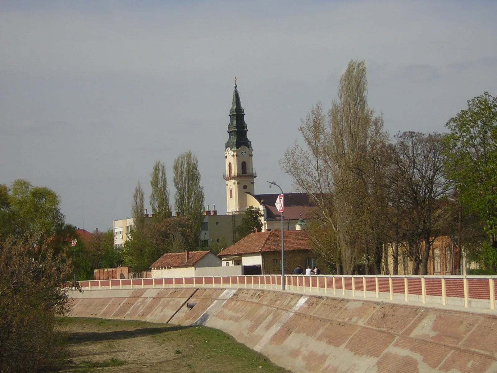 Photo showing: View of Kunszentmarton's centre with Körös & the St. Martin Roman Catholic church (1781-1784), one of the tallest church in Hungary