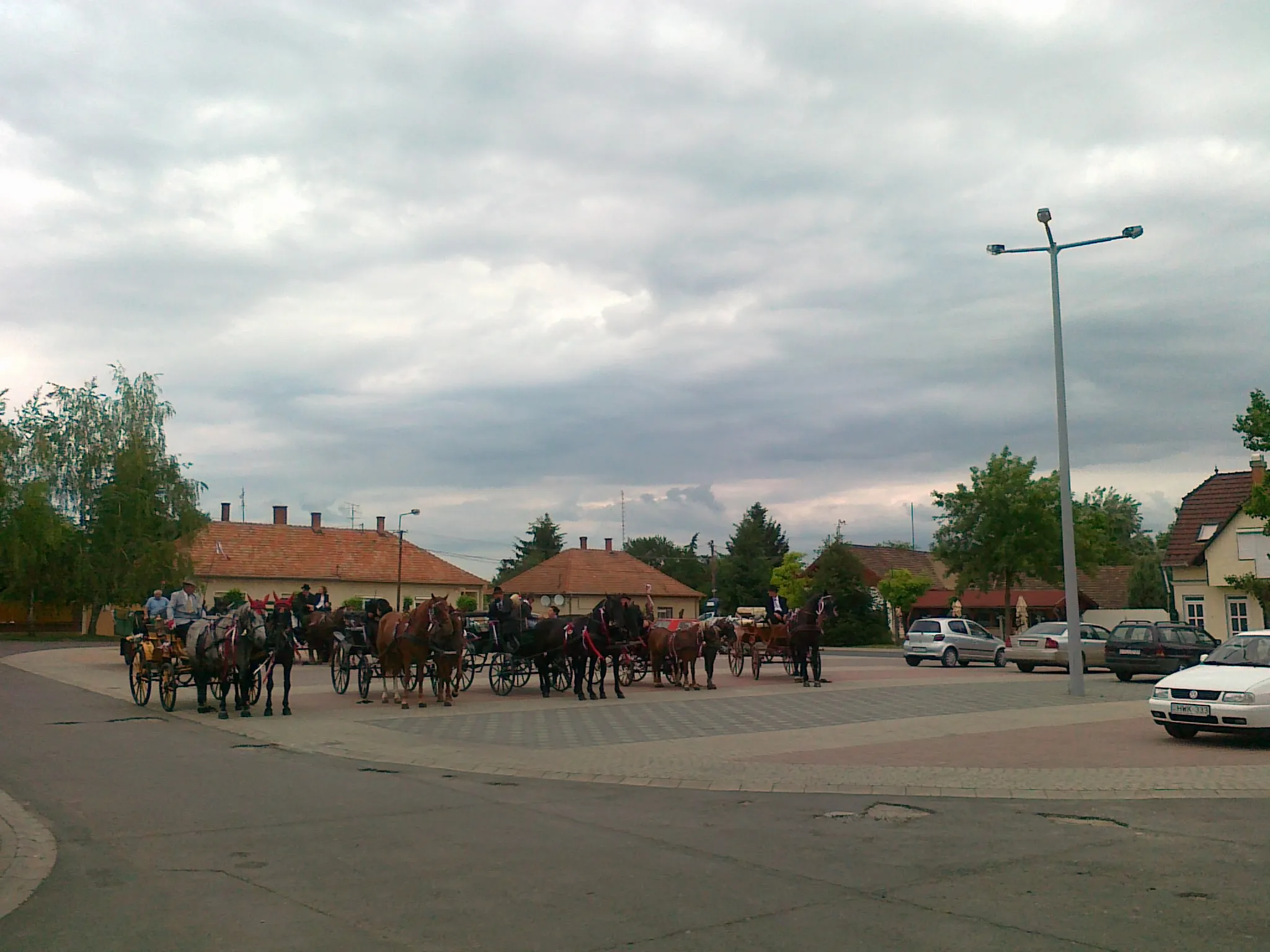 Photo showing: Lakodalmi fogatok a piactérnél