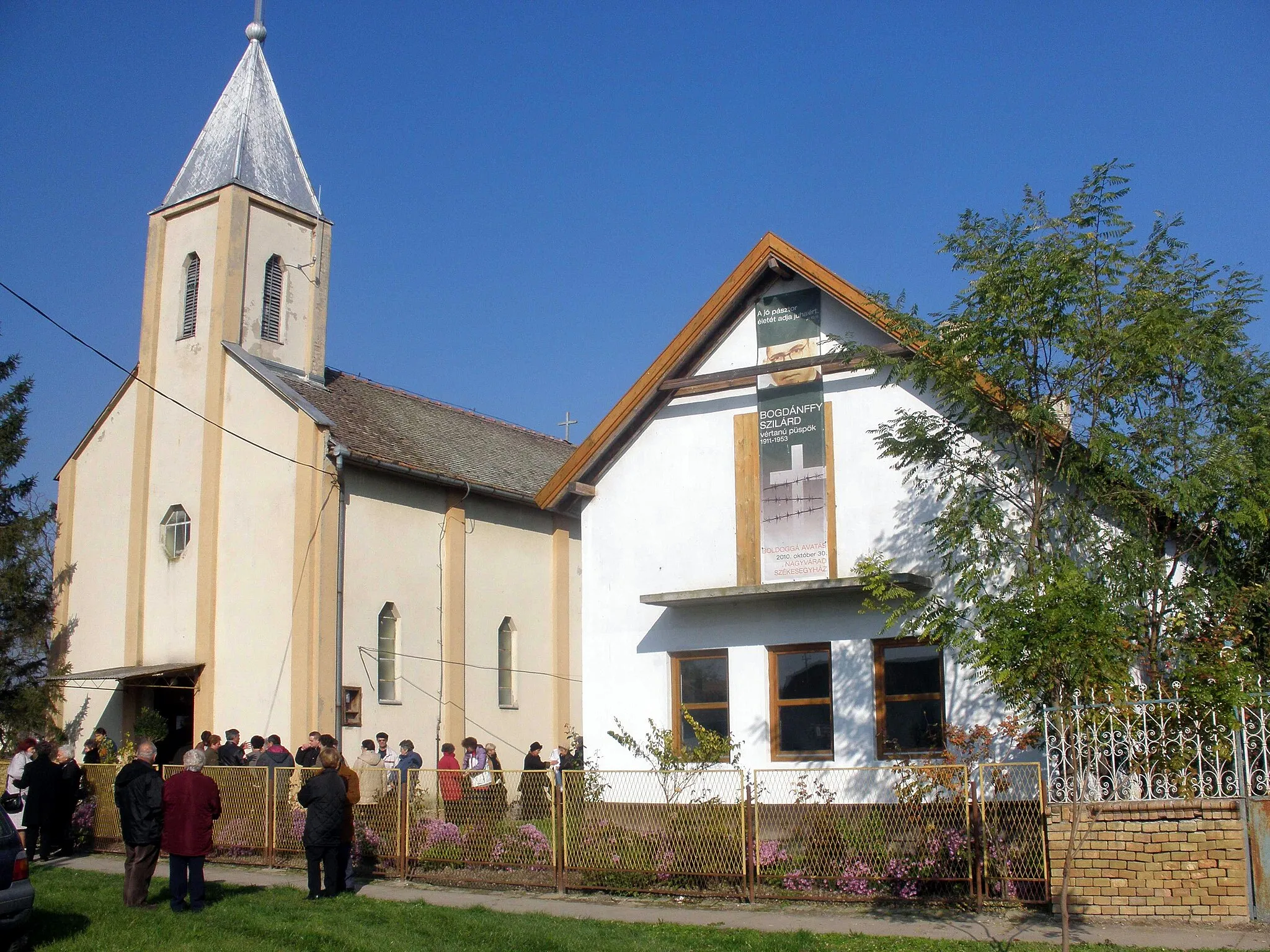 Photo showing: Church and parochial house in Čoka in Banat, Vojvodina
