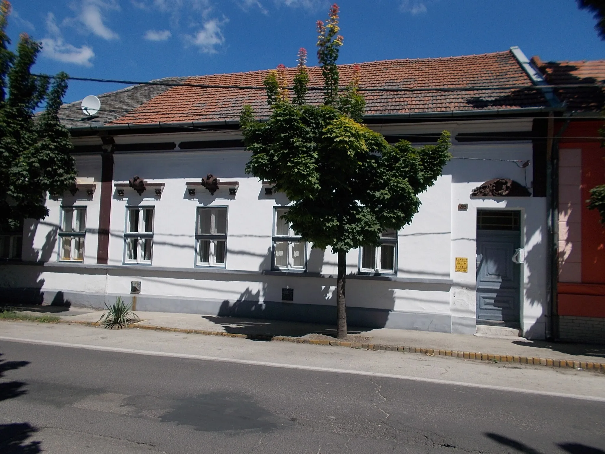 Photo showing: : Listed dwelling boulding. - 35 Budai St., Bethlenváros, Kecskemét, Bács-Kiskun County, Hungary.