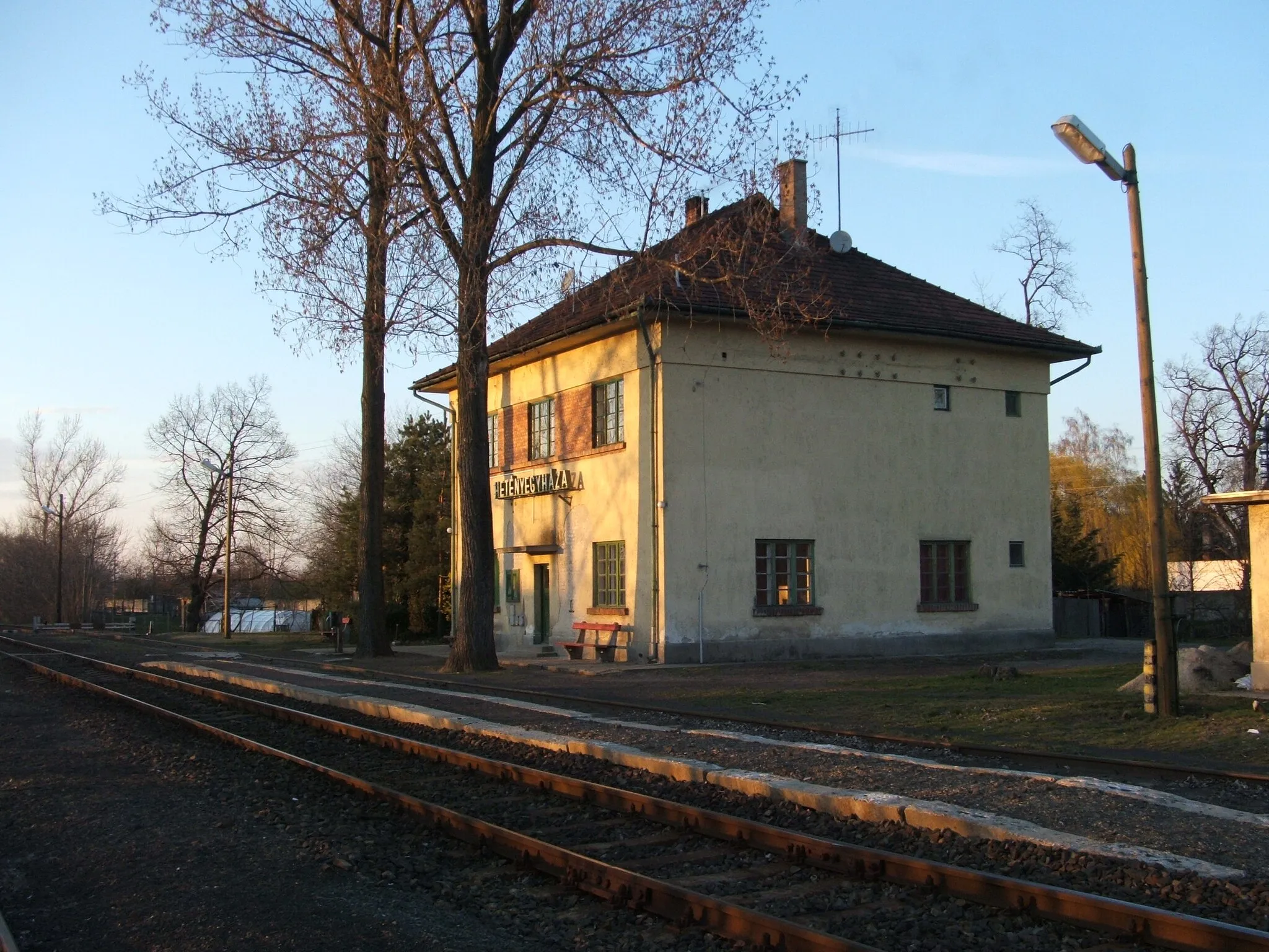 Photo showing: Train station of Hetényegyháza, Hungary.