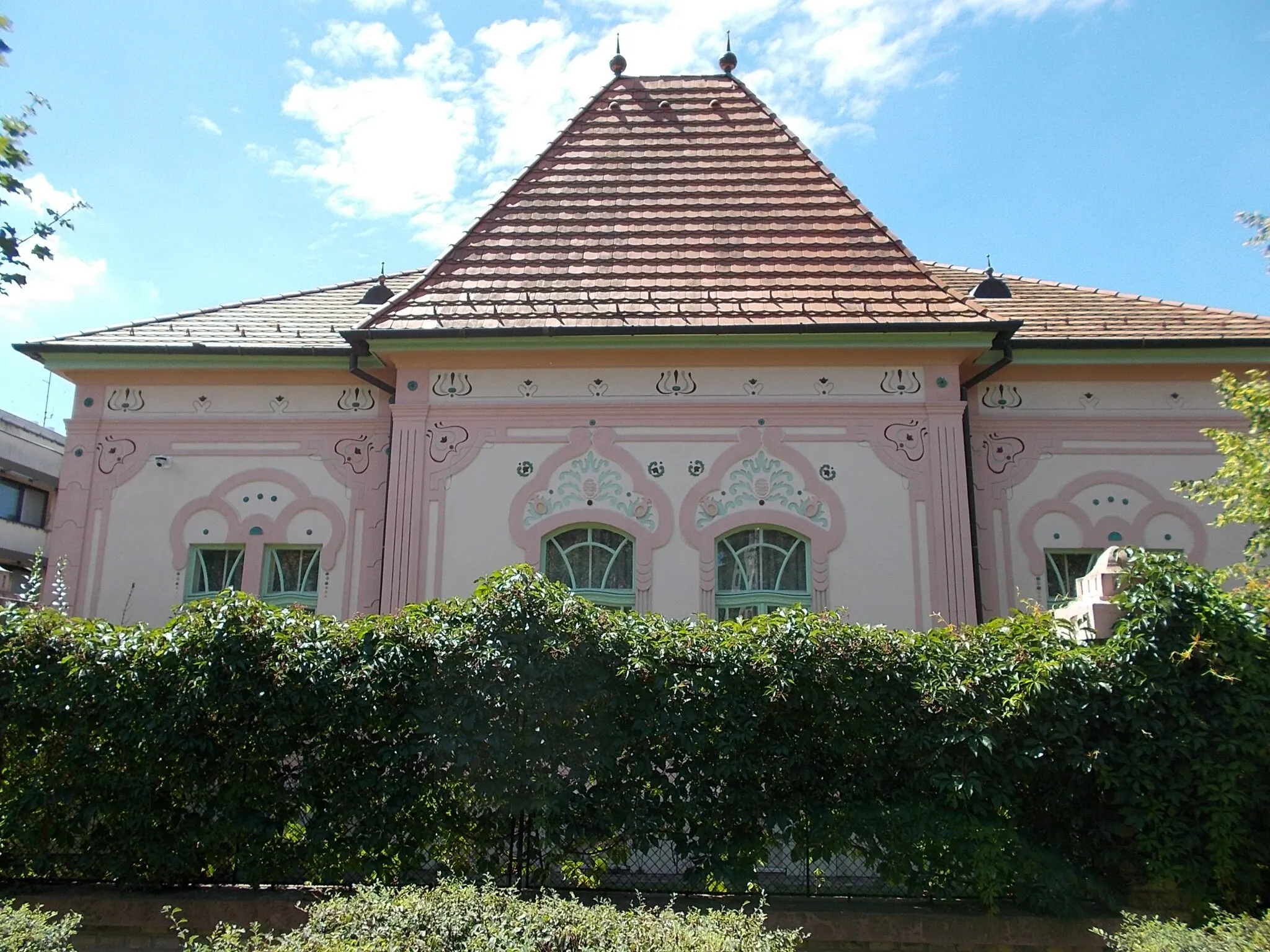 Photo showing: : Listed villa. - 4 Faragó Béla fasor, Széchenyiváros, Kecskemét, Bács-Kiskun County, Hungary.