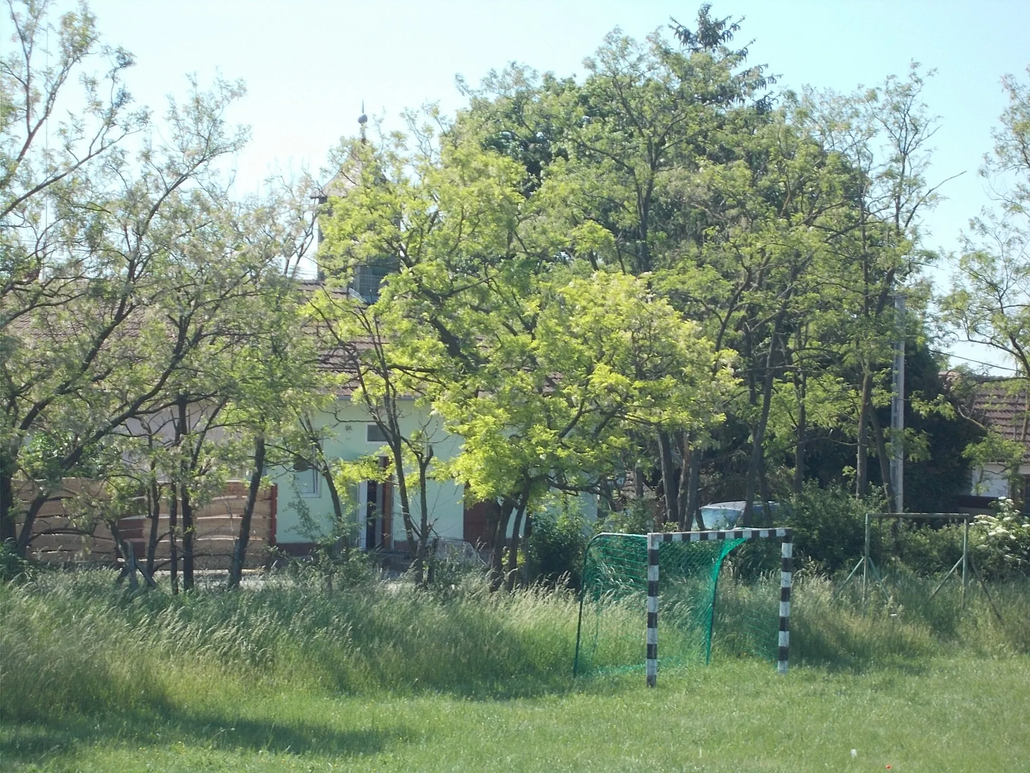 Photo showing: Football field detail and pub with tower from train stop in Fényes, Békéscsaba, Békés County, Hungary.