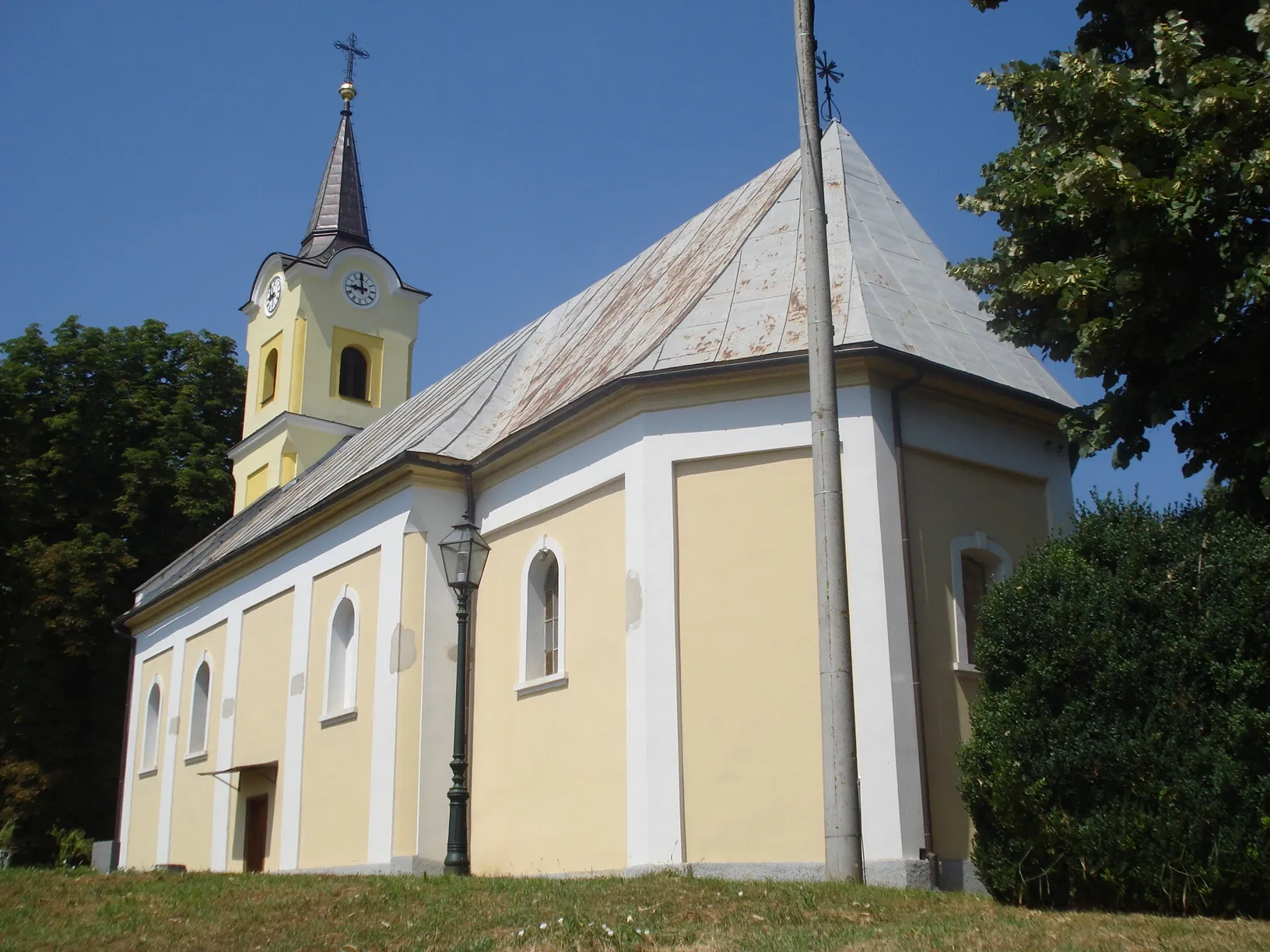 Photo showing: Parish church of St. Elijah the Prophet, Gradina at Virovitica (Croatia), with the Festetić family gravestone