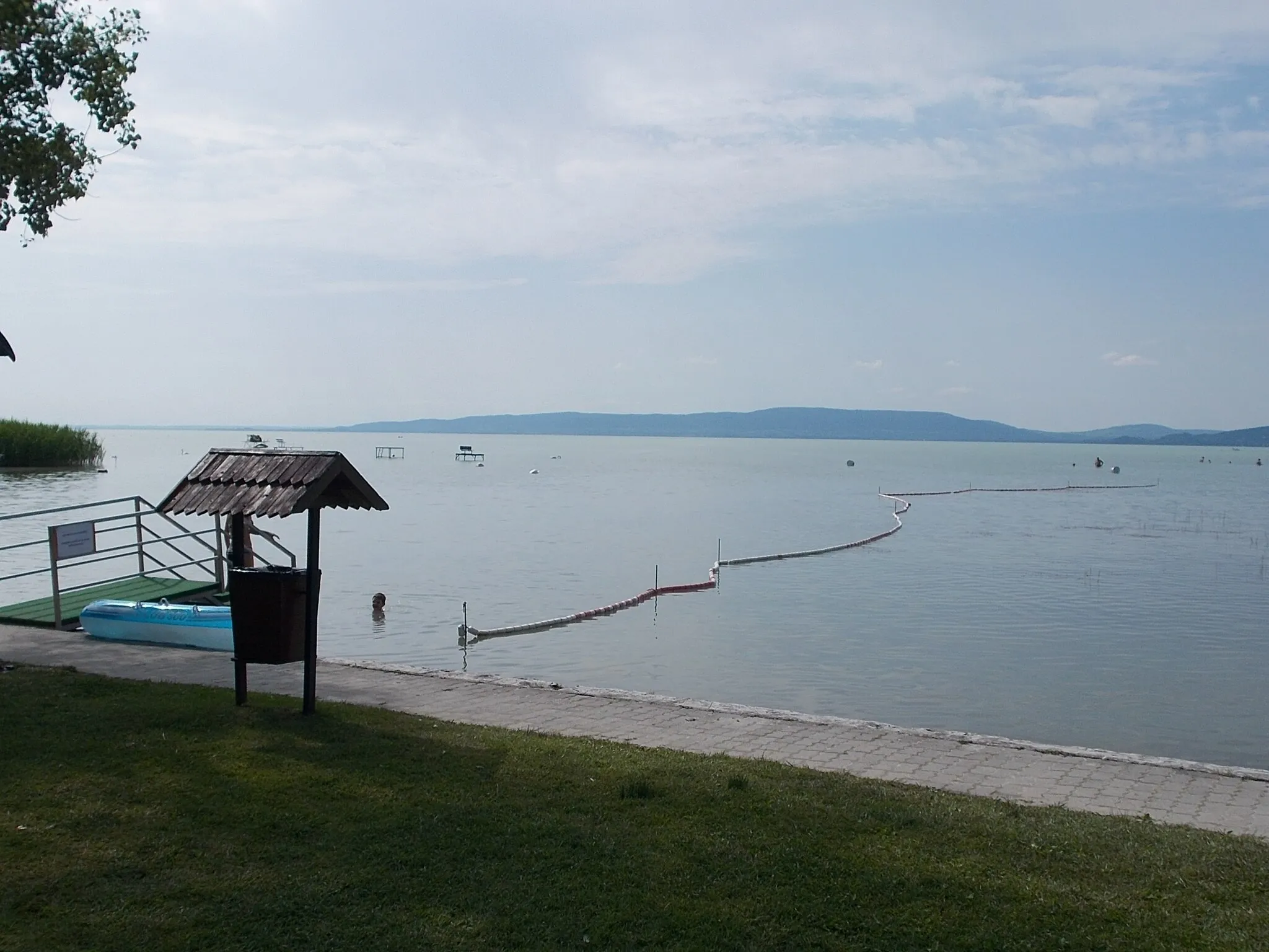 Photo showing: : Swimming at Huszka Streets beach one of Fonyód's eleven beach. 1,400 m2 of green surface, a playground and a snack bar. Familiar (water depth: suitable for toddlers bathing). Perhaps the most intimate lakeside resort of Fonyód. Romantic setting makes it suitable for guests to relax. - Huszka Street, Alsóbélatelep, Fonyód, Somogy County, Hungary.