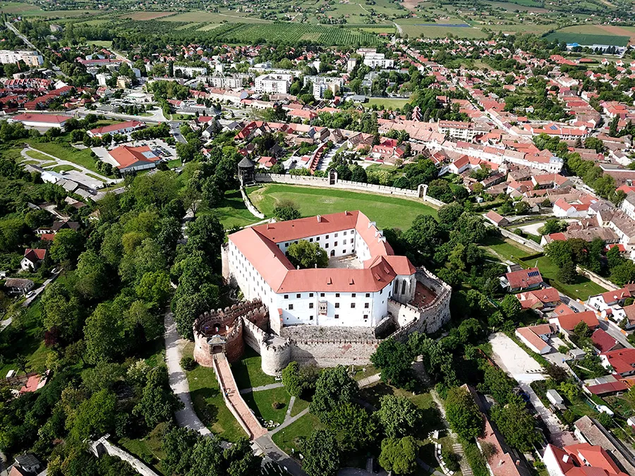 Photo showing: Siklós, a vár légi fotón