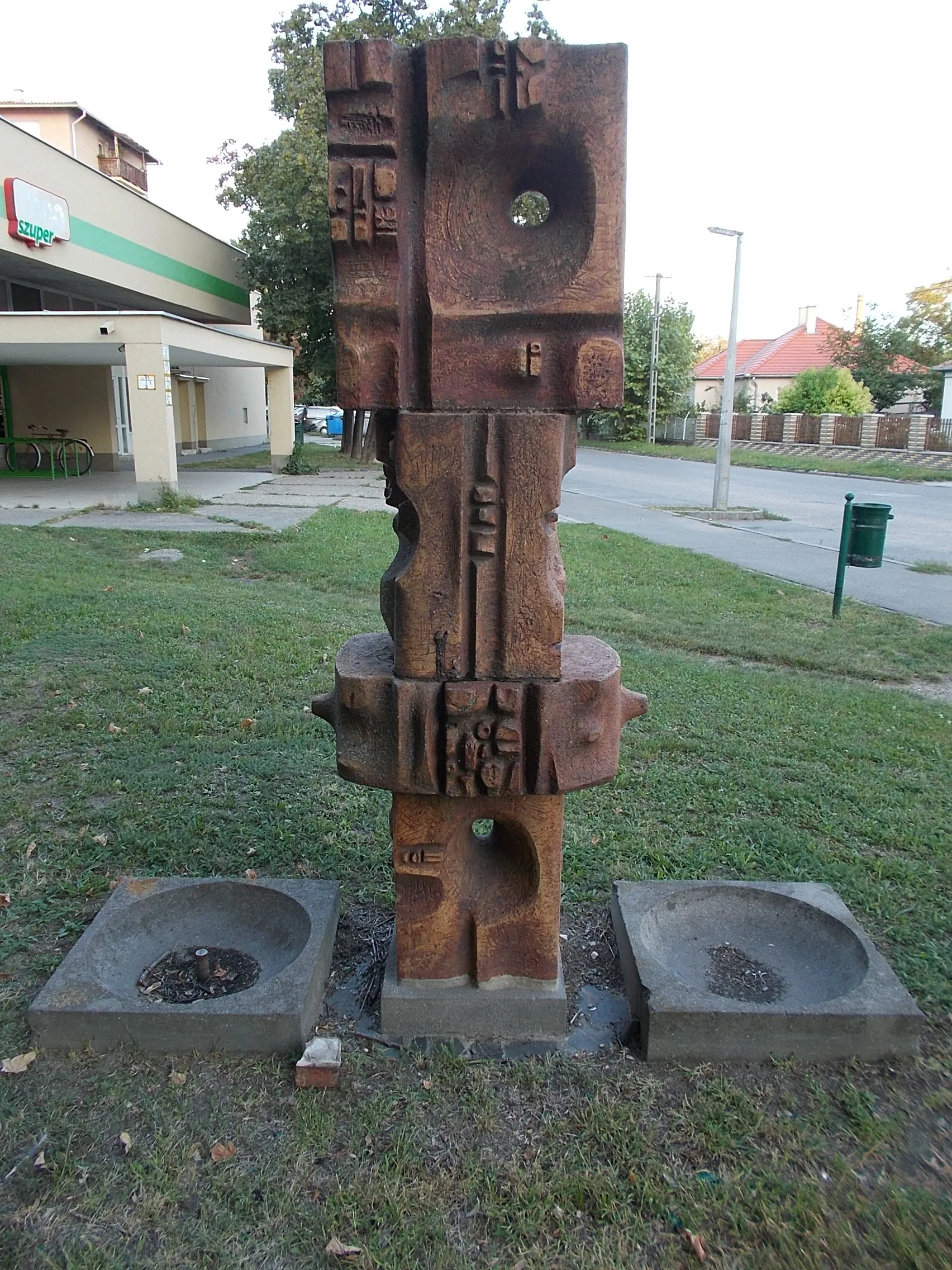 Photo showing: : Abstract well by Antal Pazmandi, Tartsay Housing Estate. - Alsovaros neighborhoods, Szekszárd, Tolna County, Hungary.