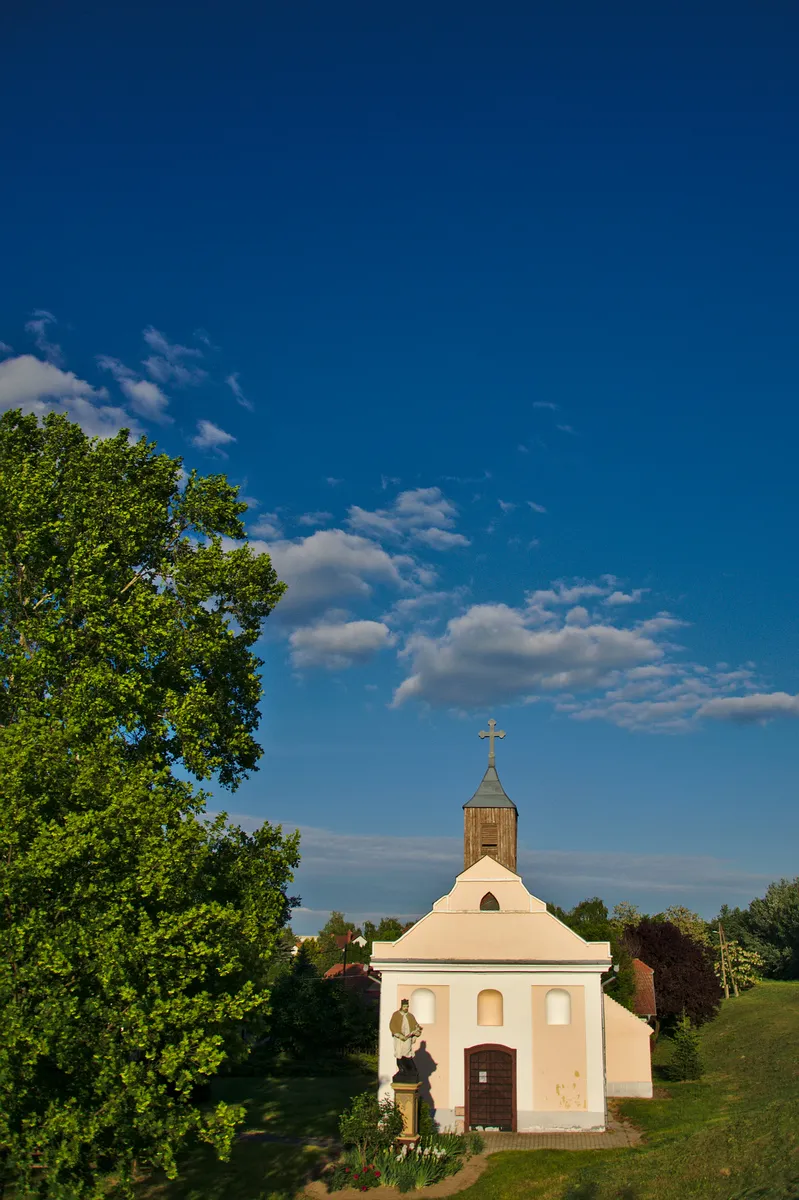 Photo showing: A Szent János-kápolna Baján.