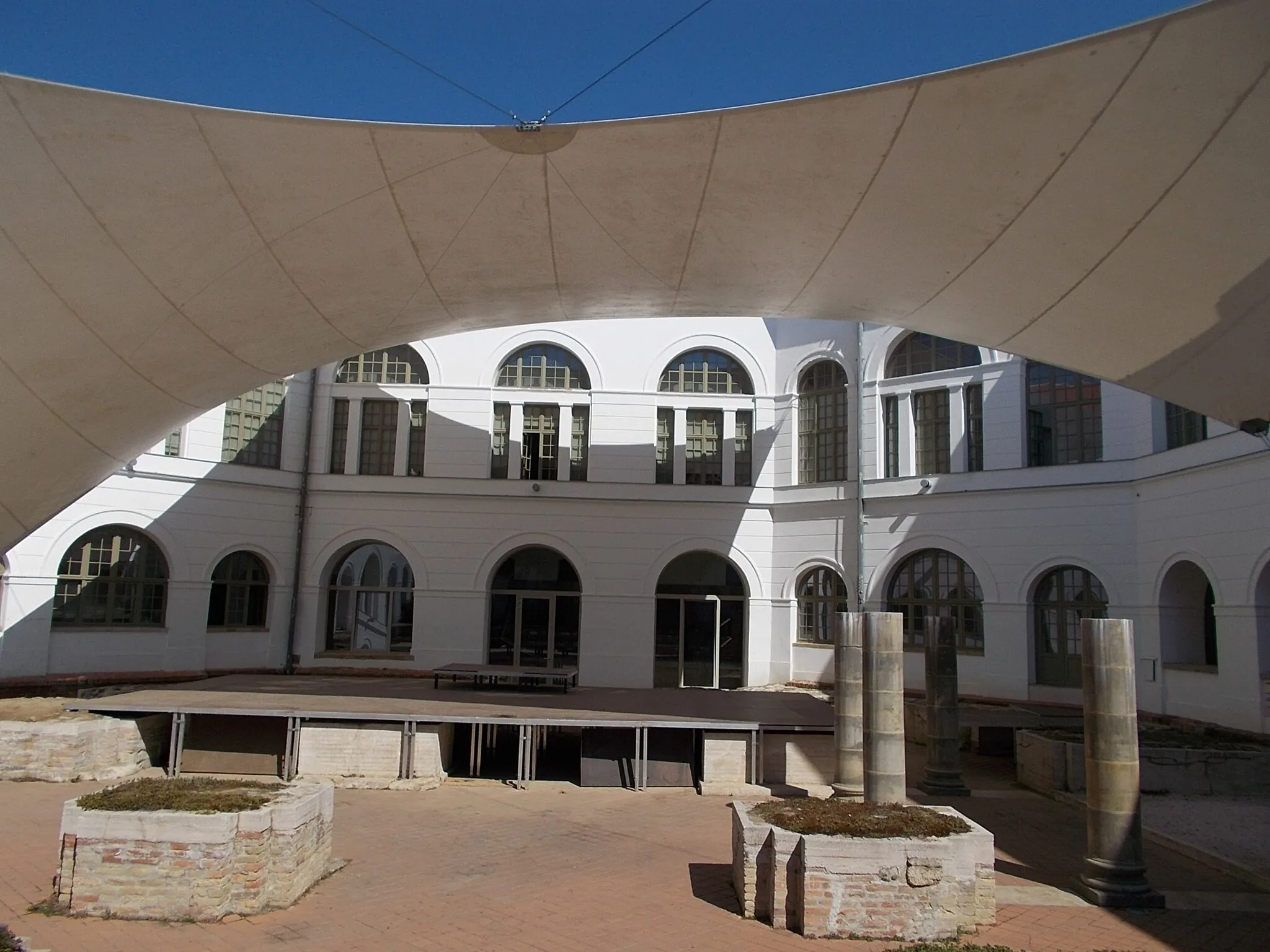 Photo showing: : Former Tolna County Hall yard, 11th century church ruins. - King Béla Square, Szekszárd, Tolna County, Hungary.