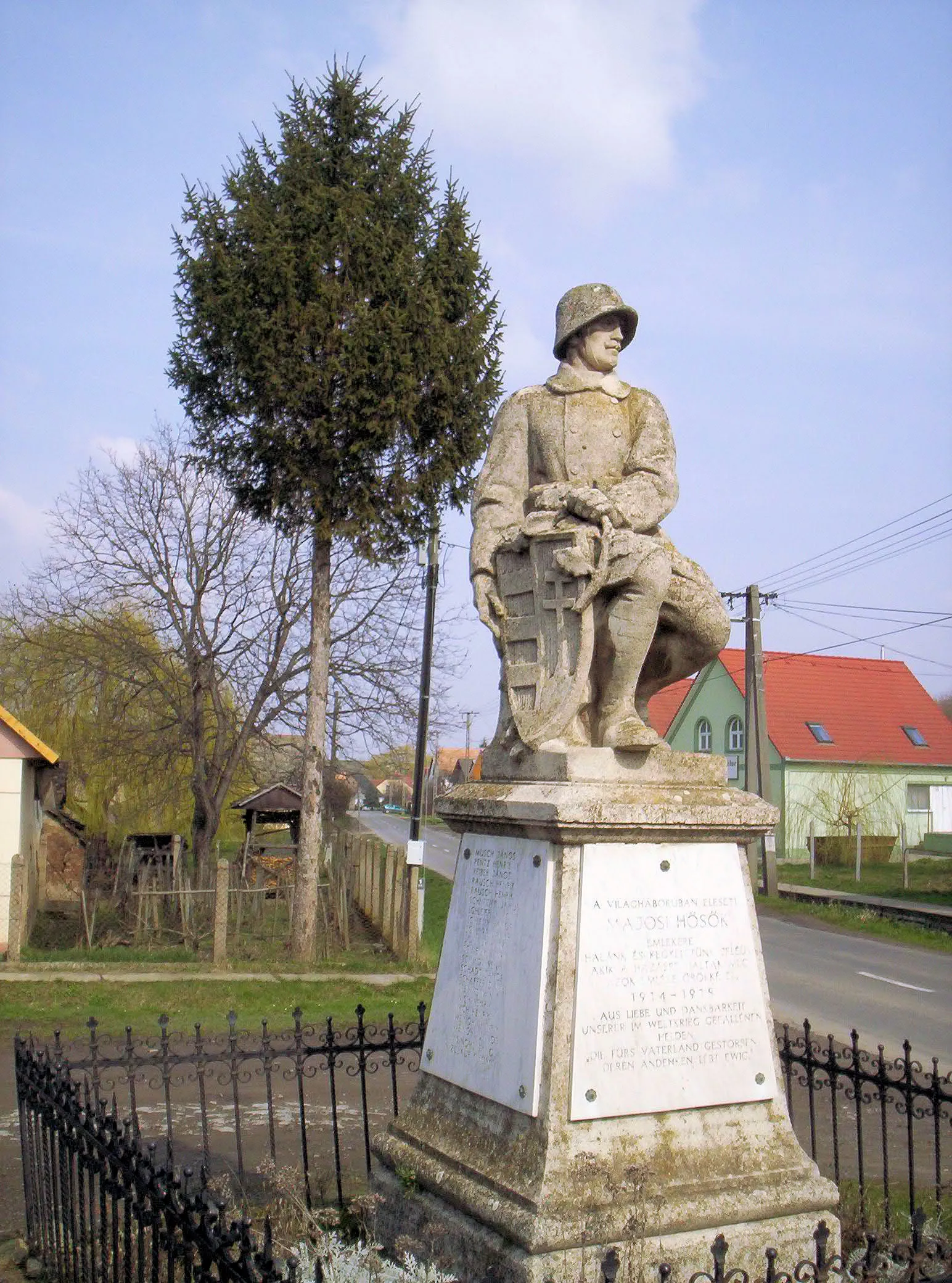 Photo showing: Első világháborús emlékmű (Horváth Géza, 1925)[1] a ma Bonyhádhoz tartozó Majoson – photo taken by uploader User:Csanády in 2007.