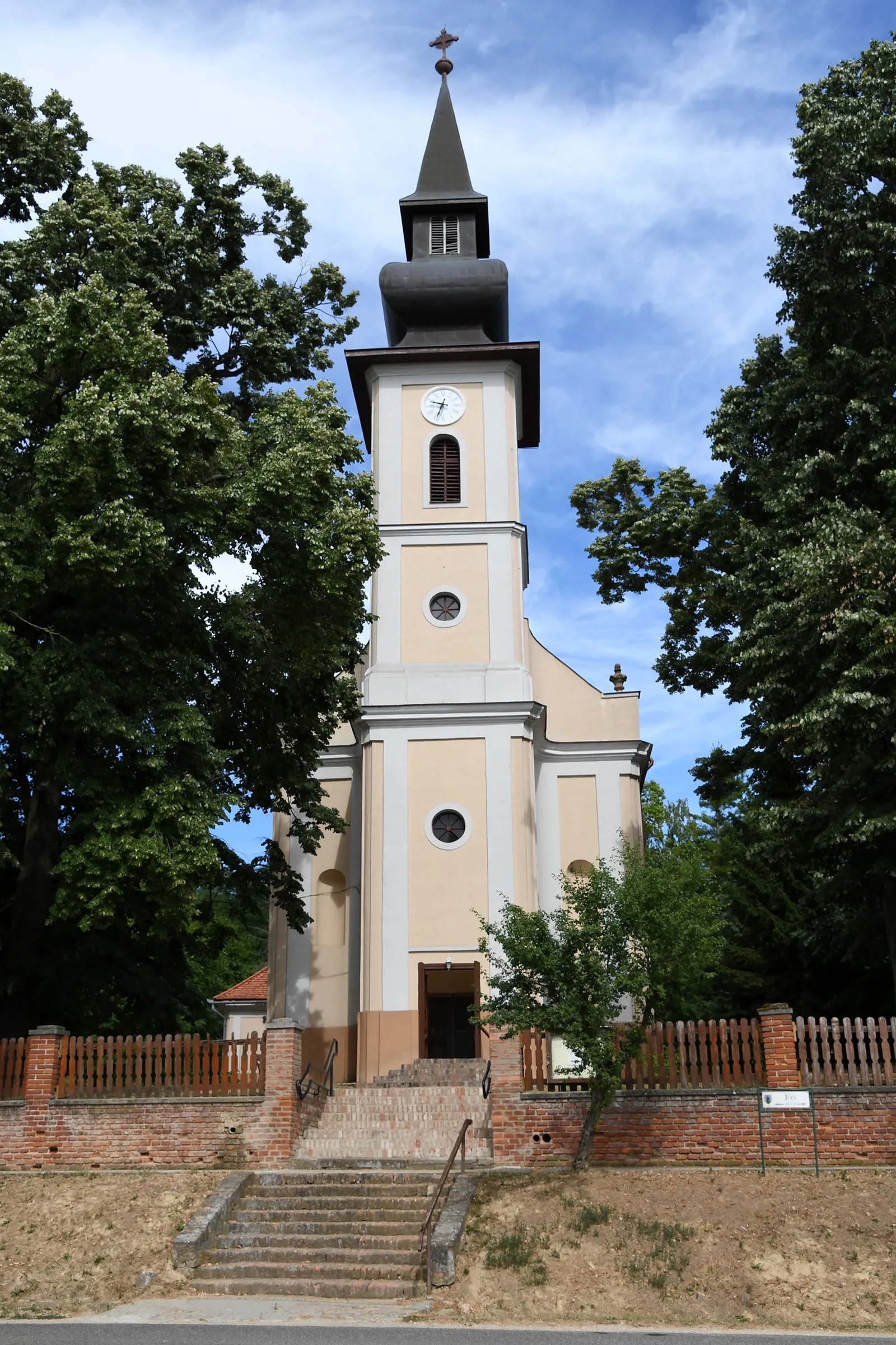 Photo showing: Roman Catholic church in Gamás, Hungary