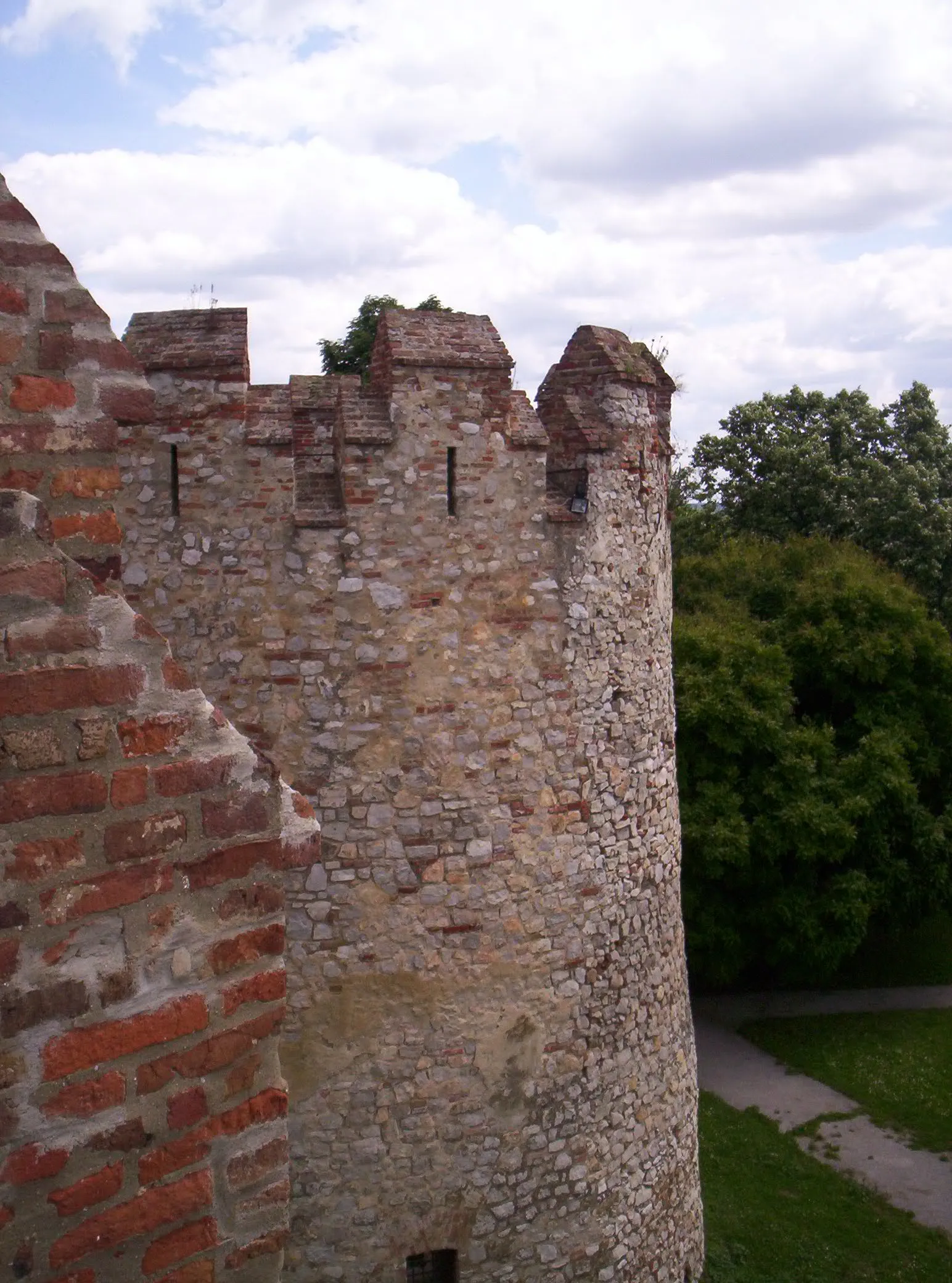 Photo showing: A siklósi vár (délnyugati körbástya) – photo taken by uploader User:Csanády in 2006.