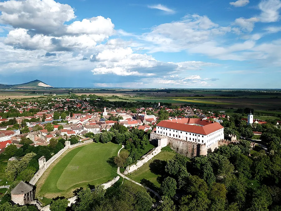 Photo showing: A siklósi vár látképe madártávlatból