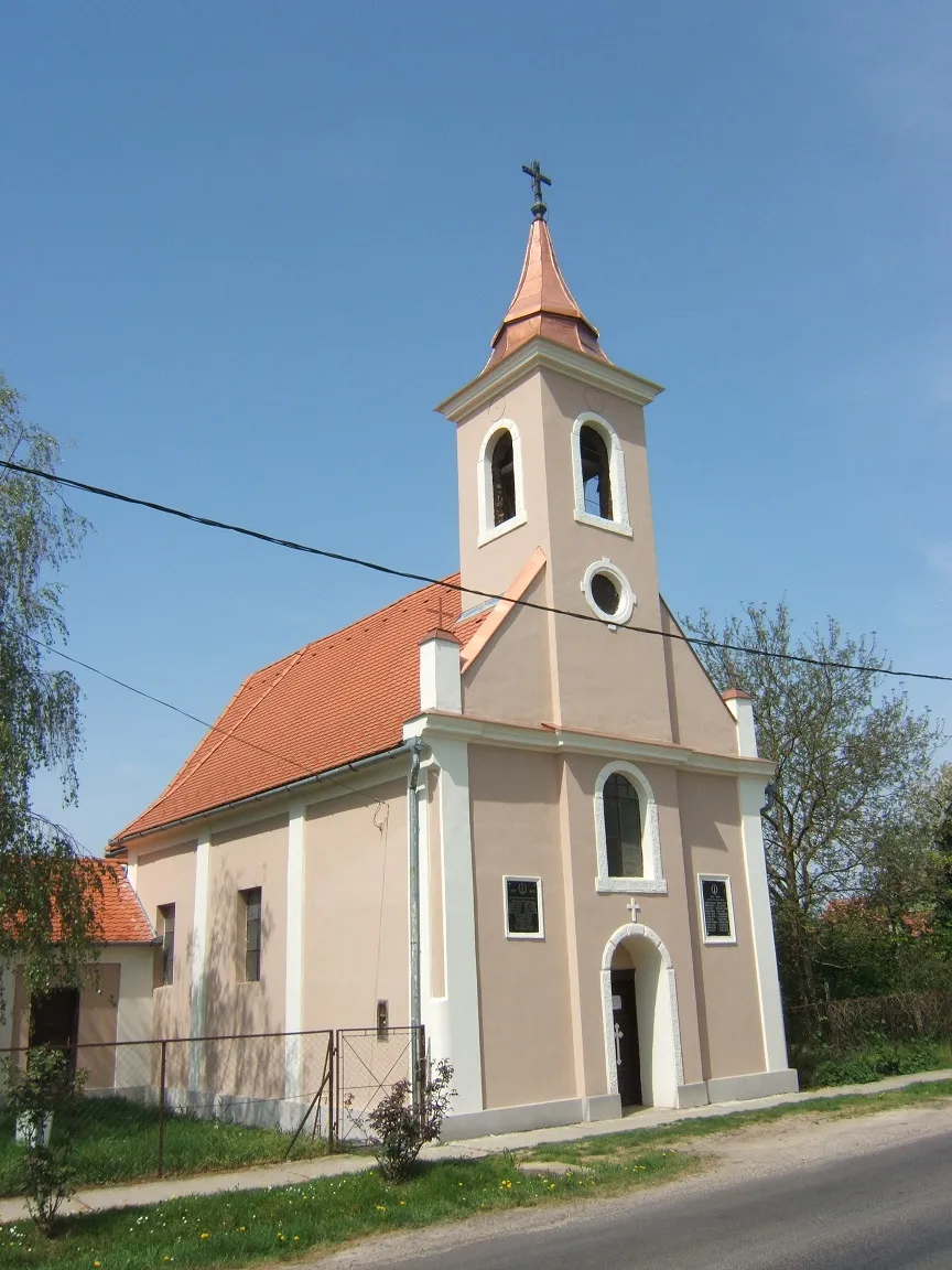 Photo showing: Somogyapáti felújított római katolikus temploma
