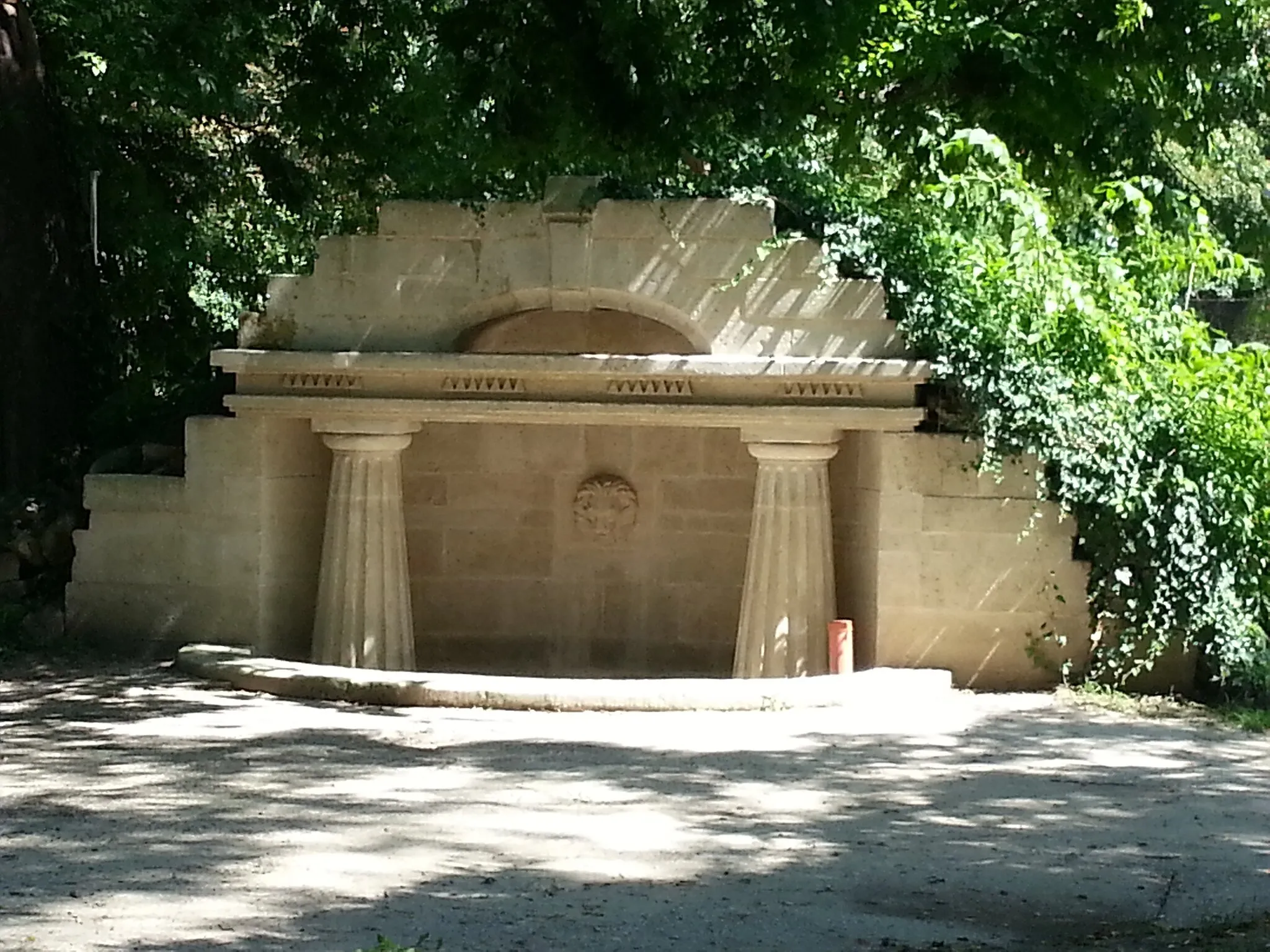 Photo showing: "Roman fountain" in the Festetics castle park (Dég, Hungary)