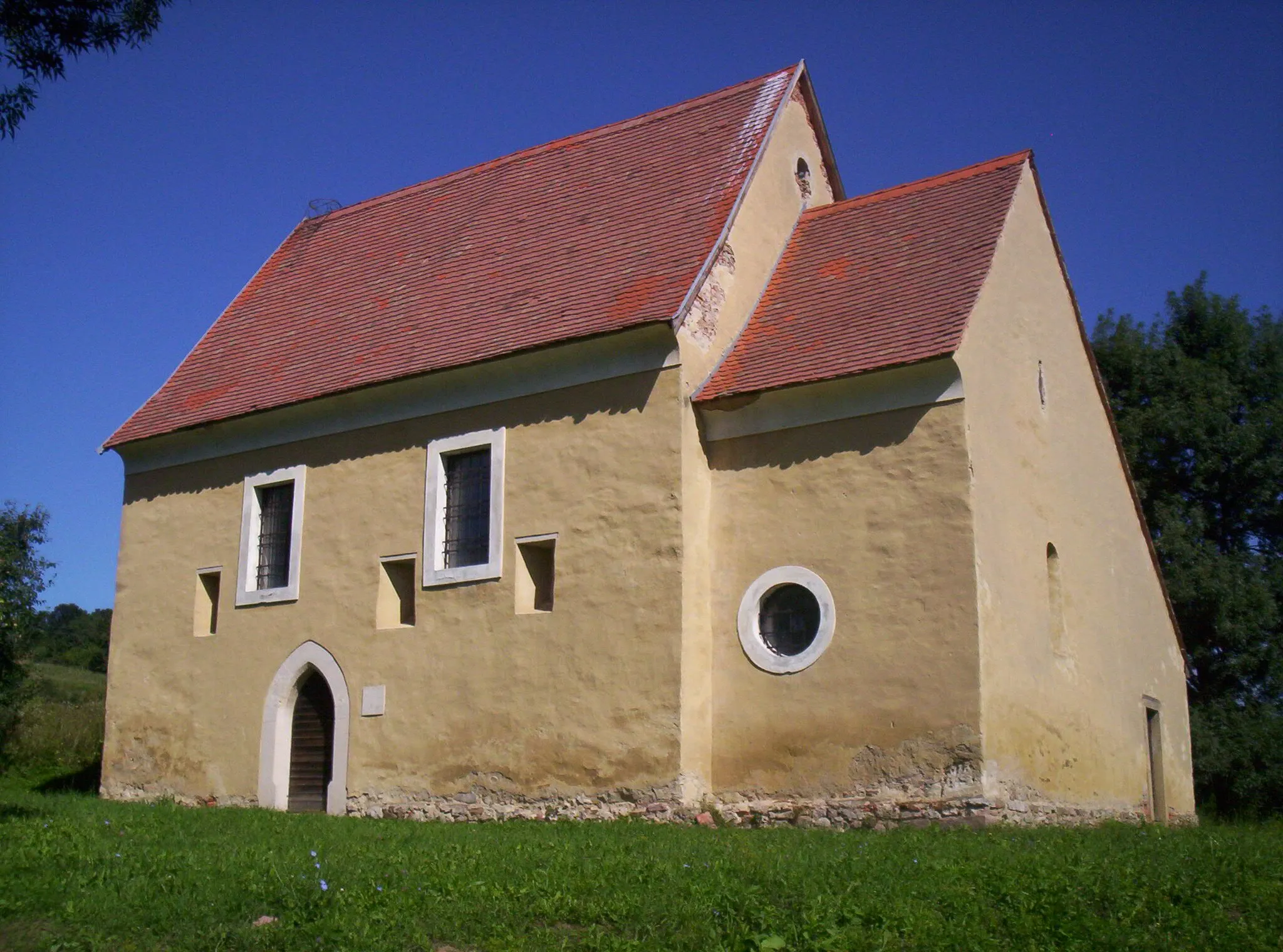 Photo showing: A hetvehelyi Árpád-kori templom (a 13. század körül épült templomot 1790-ben alakították át)– photo taken by uploader User:Csanády in 2006.

Medieval church built during the reign of the Árpád kings, cca. 13th century. Rebuilt in 1790.