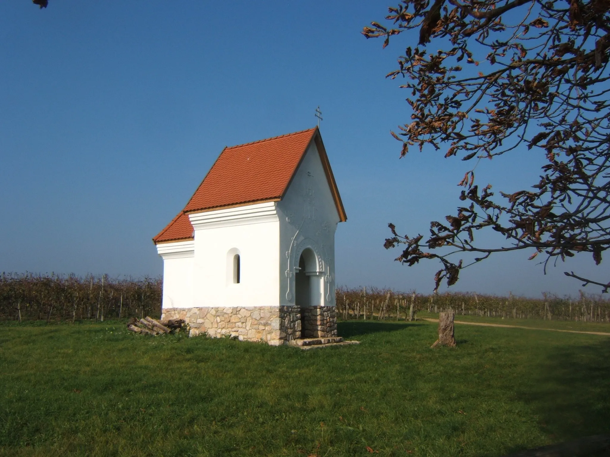 Photo showing: Szent Bertalan-kápolna a palkonyai szőlőhegyen