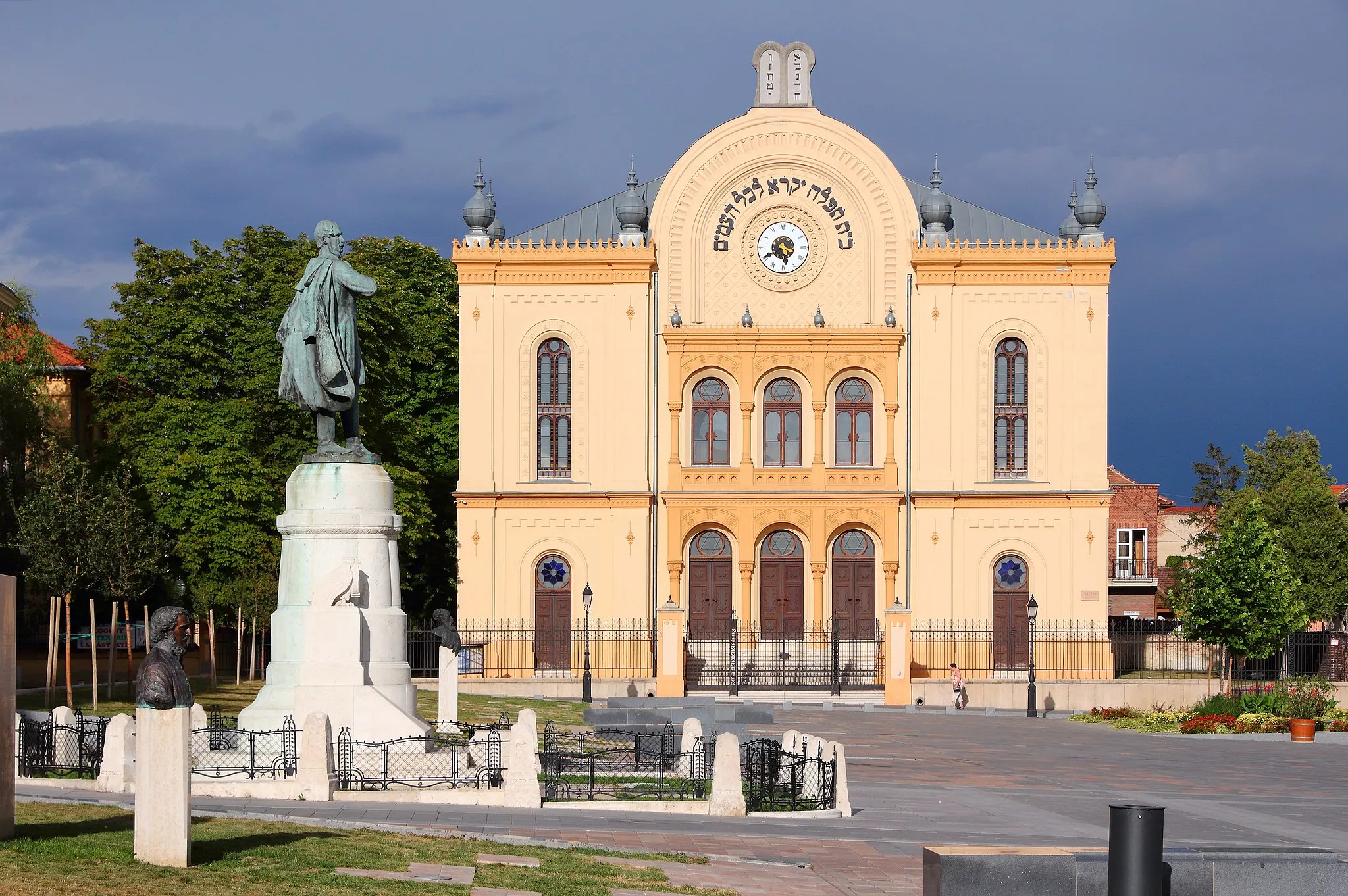 Photo showing: Monument of Lajos Kossuth and Great Synagogue of Pécs, Hungary.