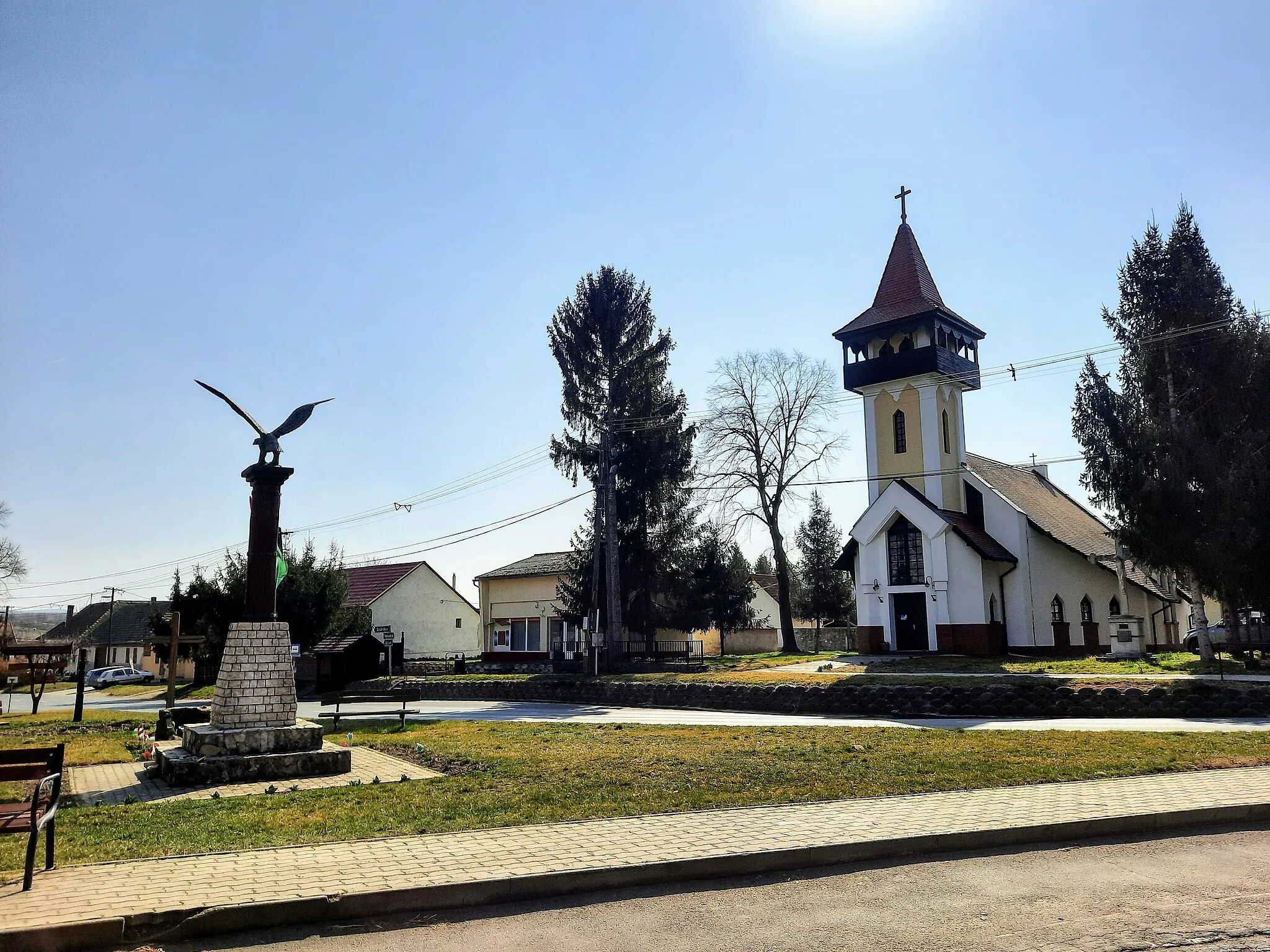 Photo showing: Egyházaskozár, katolikus templom, emlékmű