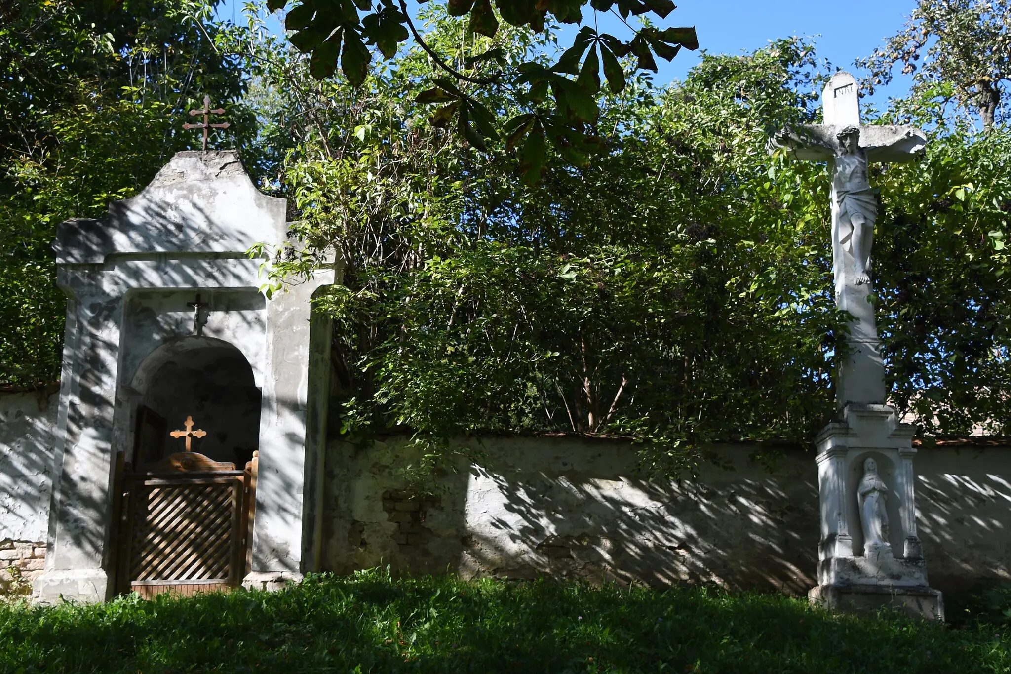 Photo showing: One of several wayside shrines in Szakadát, Hungary with a Crucifixion sculpture