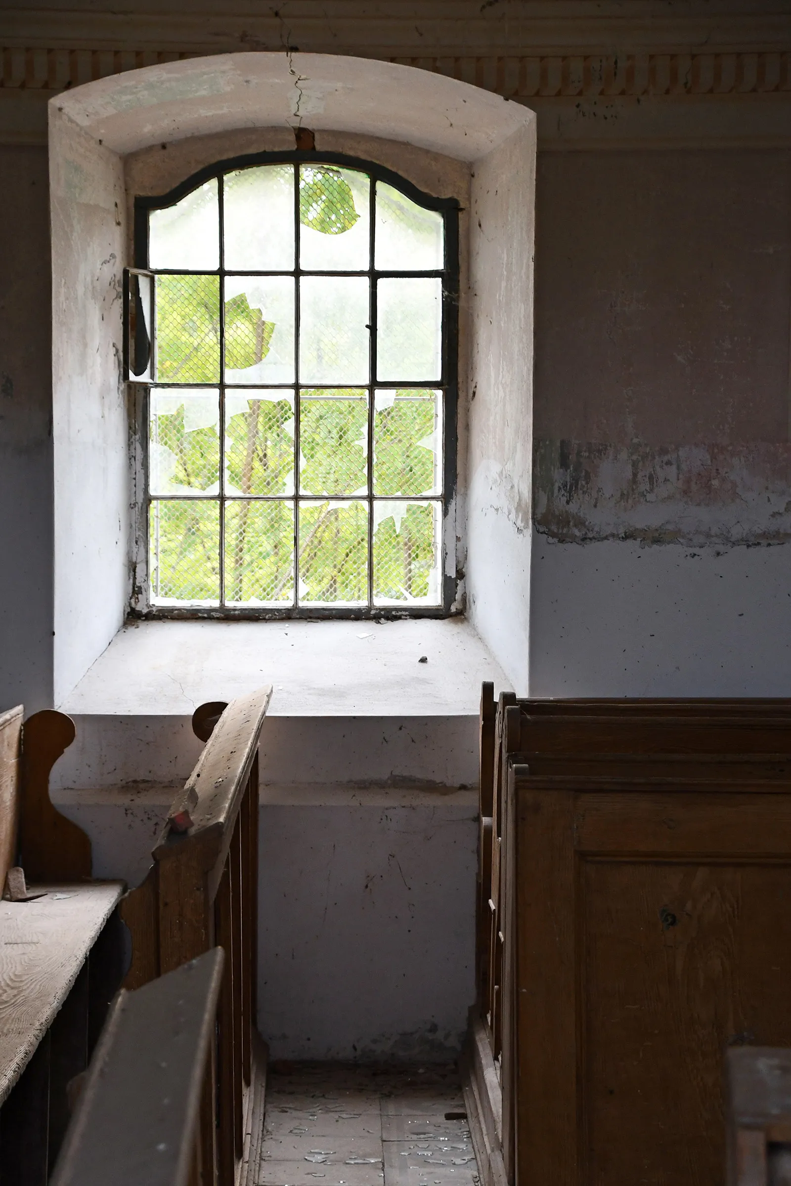 Photo showing: Interior of the abandoned Lutheran church in Kistormás, Hungary