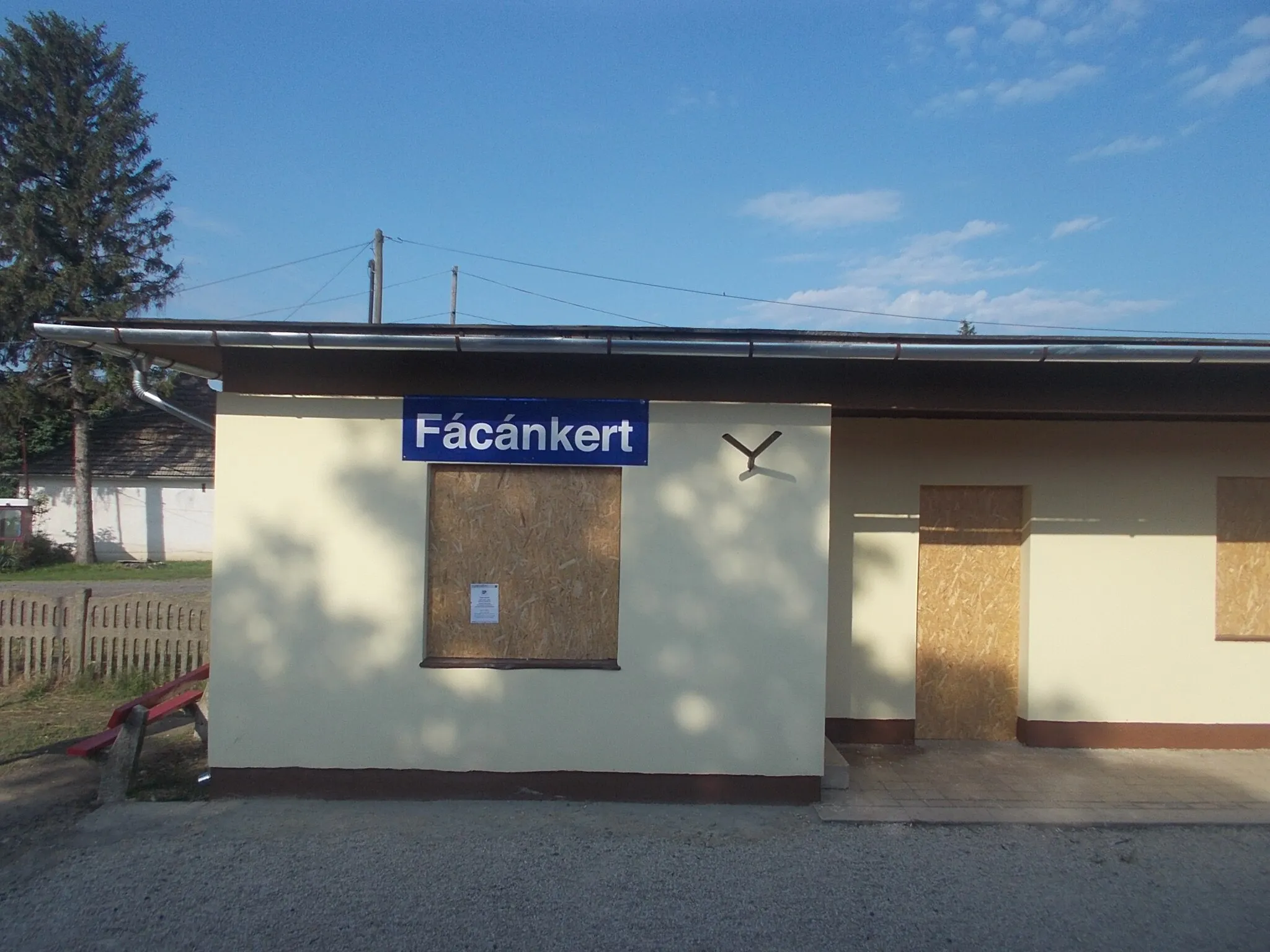 Photo showing: Fácánkert train stop  - Fácánkert, Tolna County, Hungary.