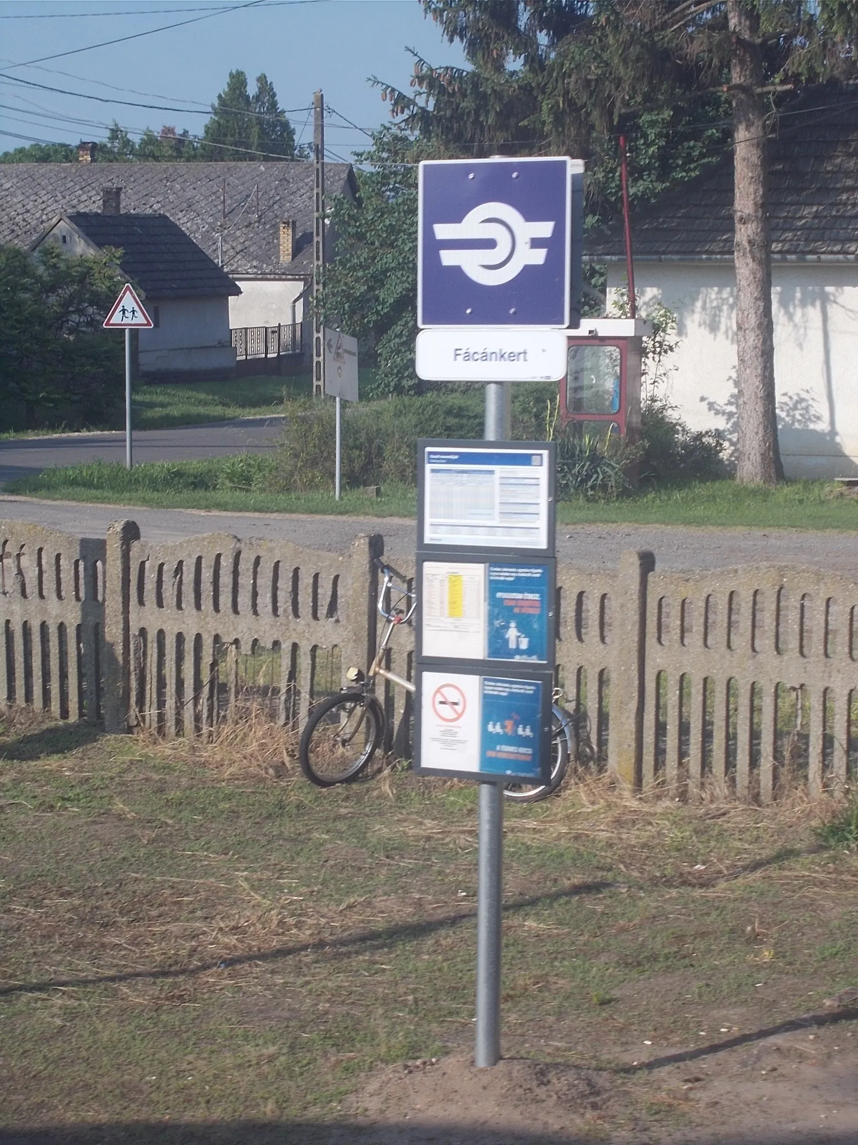 Photo showing: Fácánkert train stop  - Fácánkert, Tolna County, Hungary.