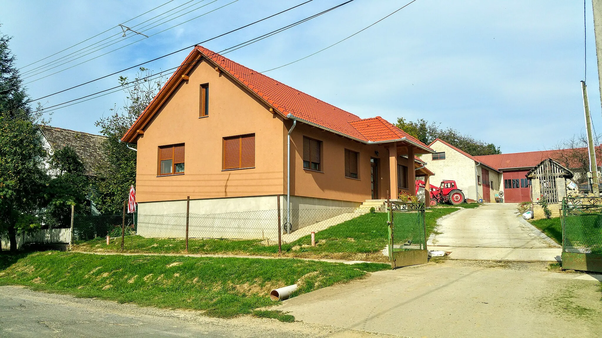 Photo showing: Hásságy, felújított ház, MTZ traktor