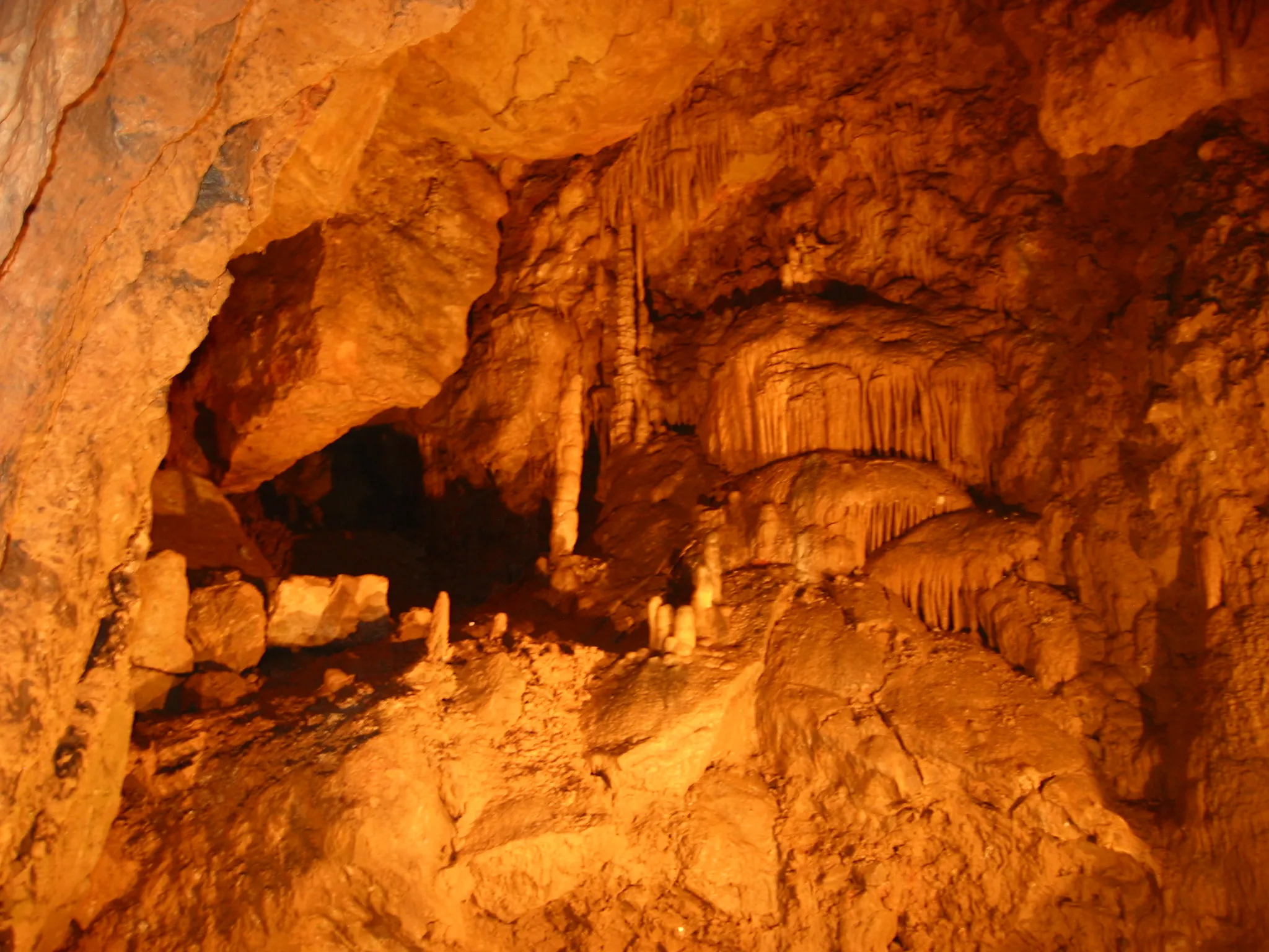 Photo showing: Flowstone in the cave of en:Abaliget