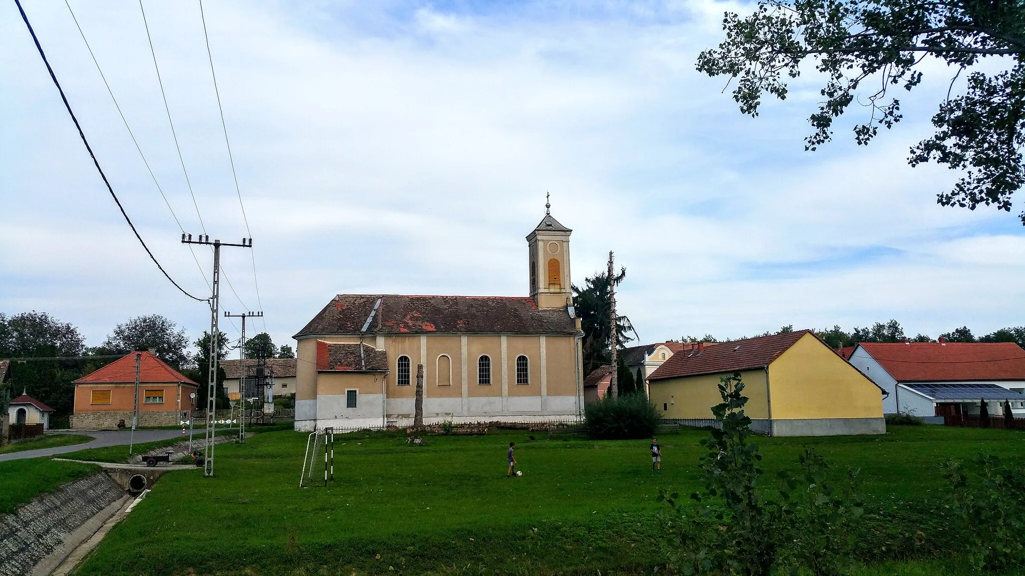 Photo showing: Ellend Szent Őrangyalok római katolikus temploma