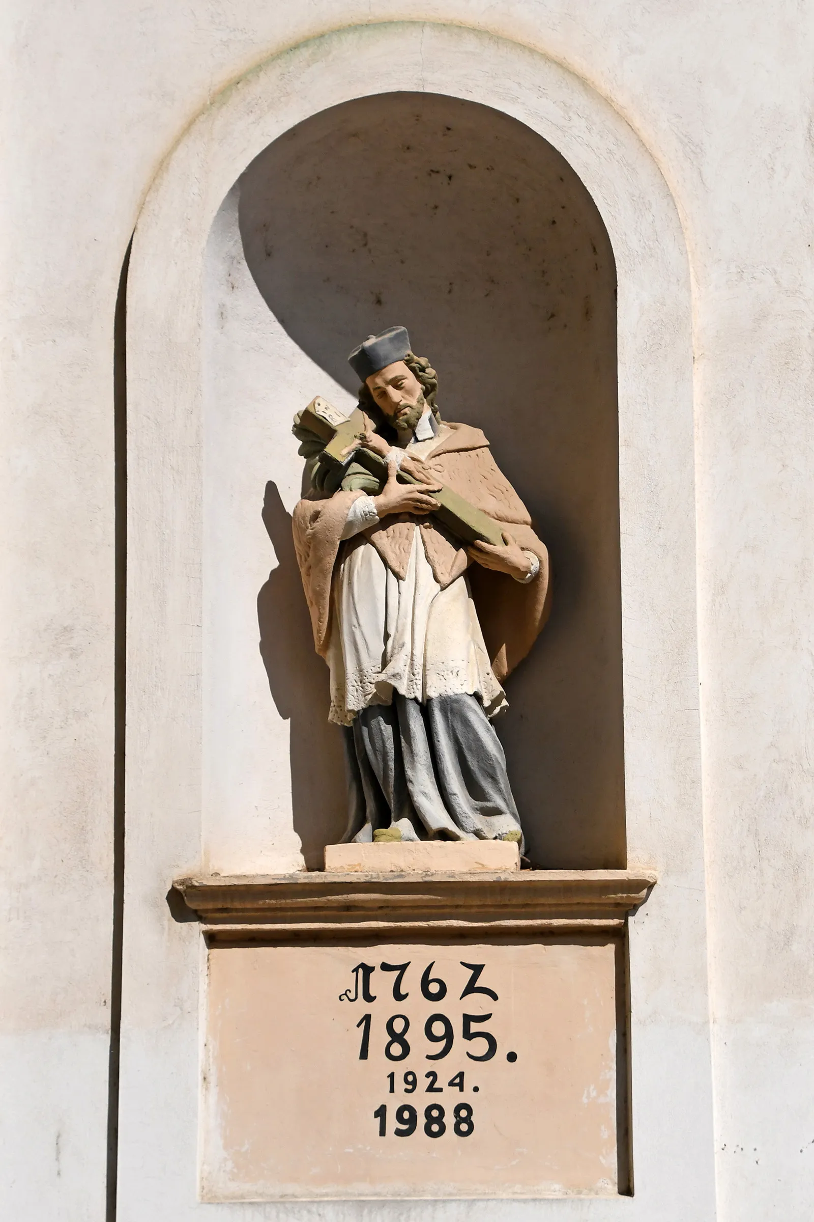 Photo showing: Statue of Saint John of Nepomuk on the Roman Catholic church of Bóly, Hungary