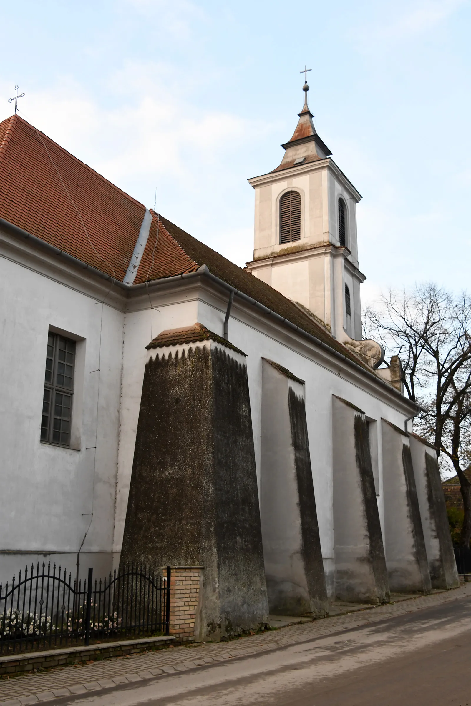 Photo showing: Roman Catholic Saint Michael's church in Báta