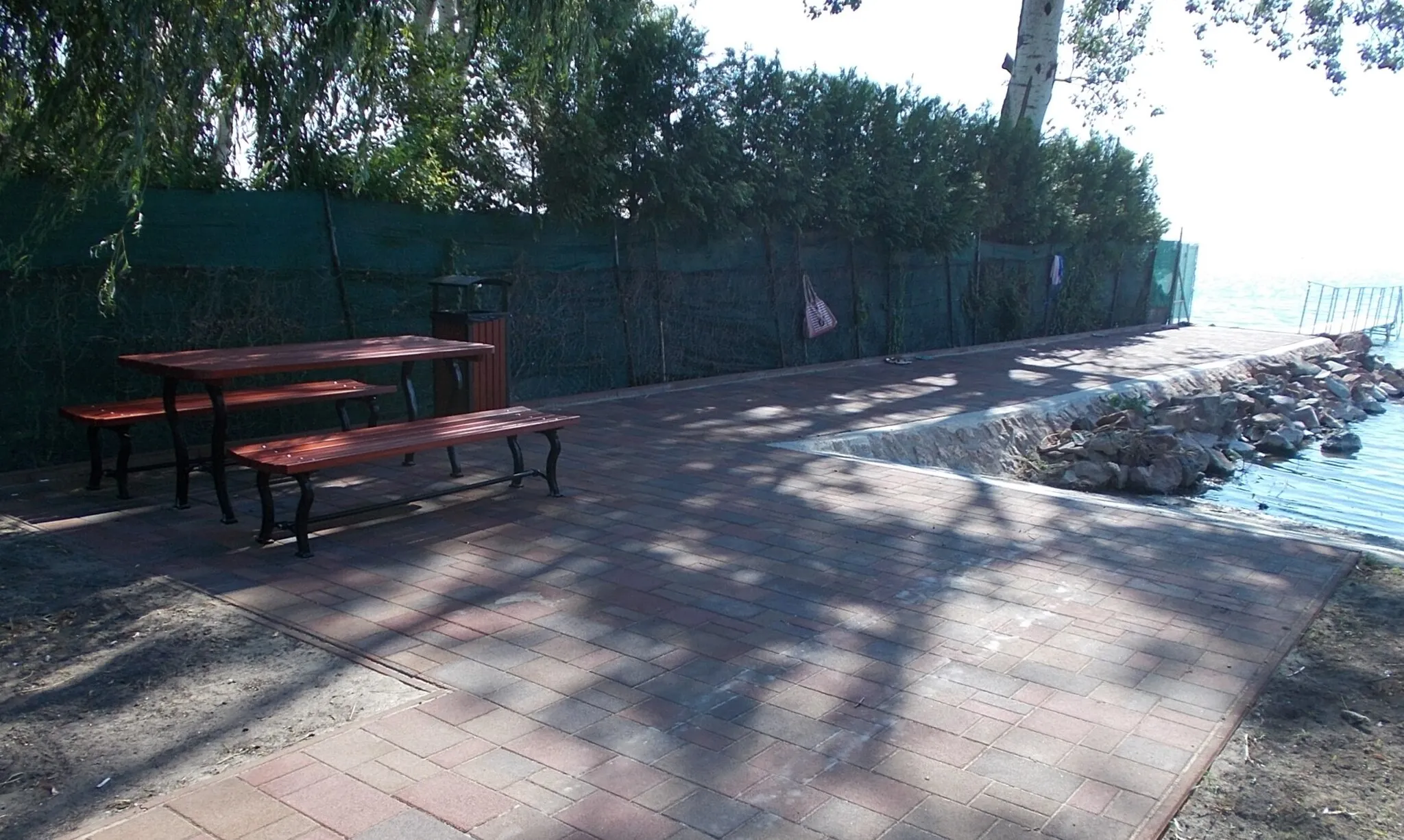 Photo showing: Benches, table, water entry stair with a short platform - Hattyú Street, Szántód, Somogy County, Hungary.