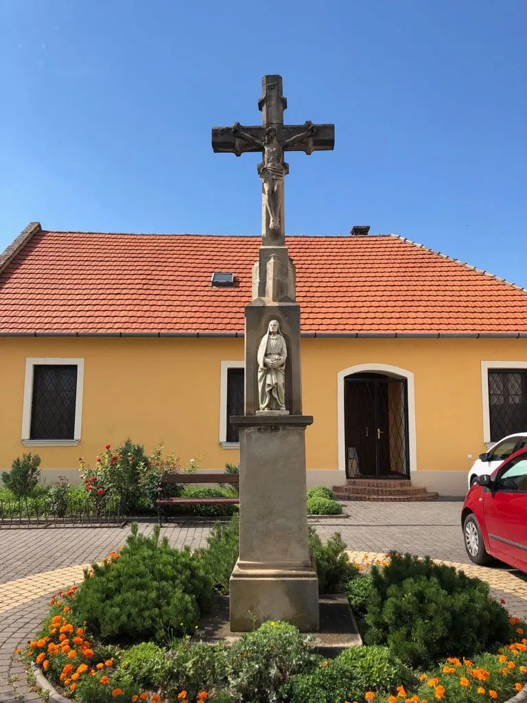 Photo showing: Holy Cross with Holy Mary in Kőröshegy