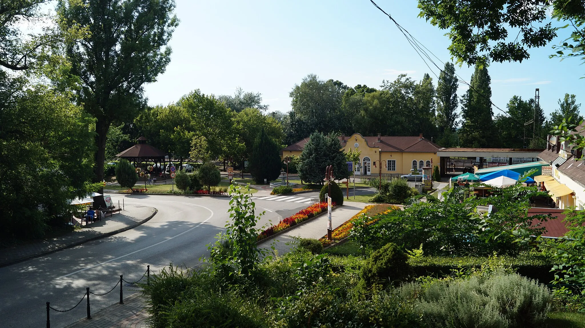 Photo showing: Der Bahnhofsvorplatz im Zentrum von Balatonszemes.