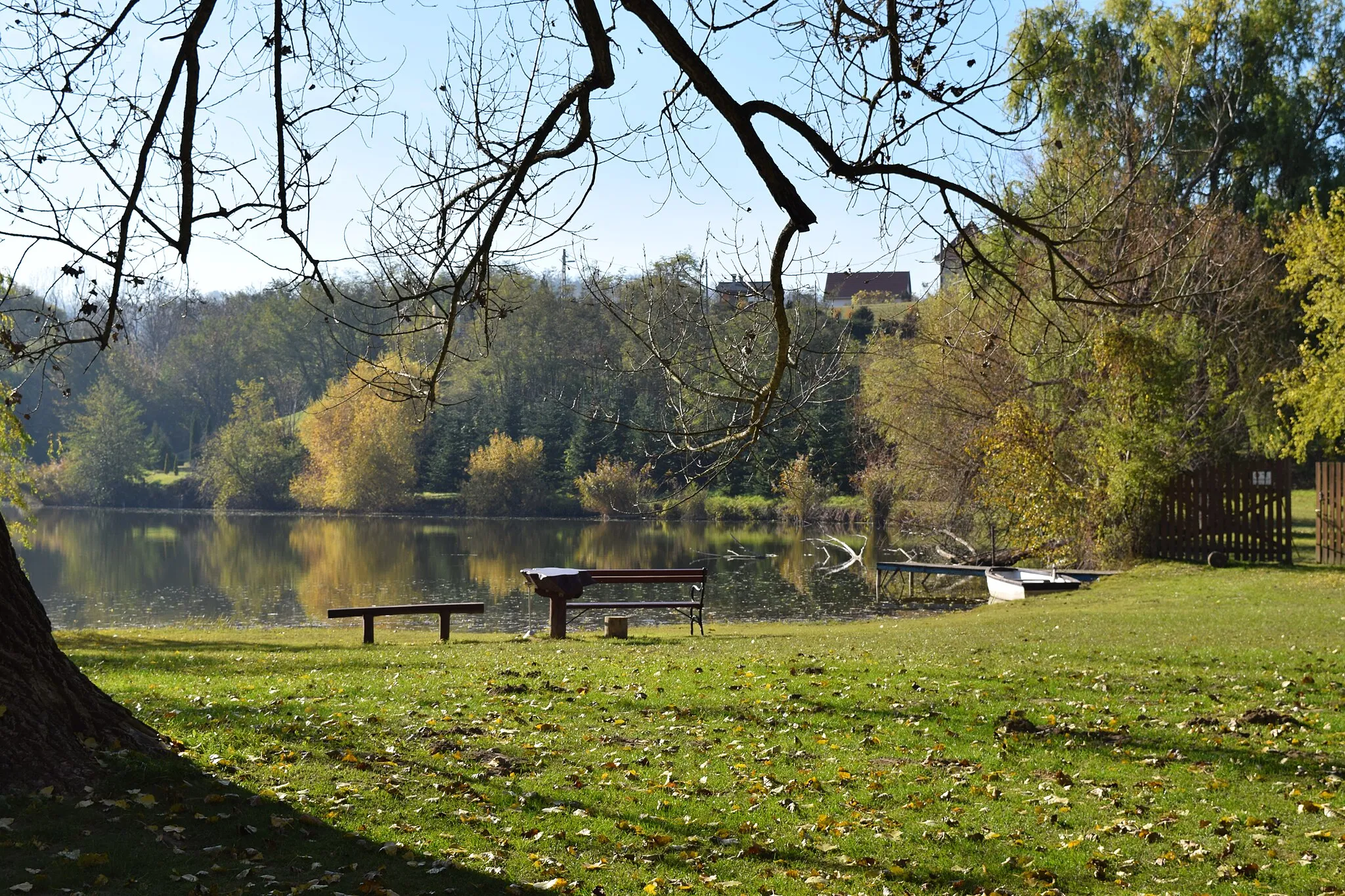 Photo showing: A Füzes tavat körülölelő park