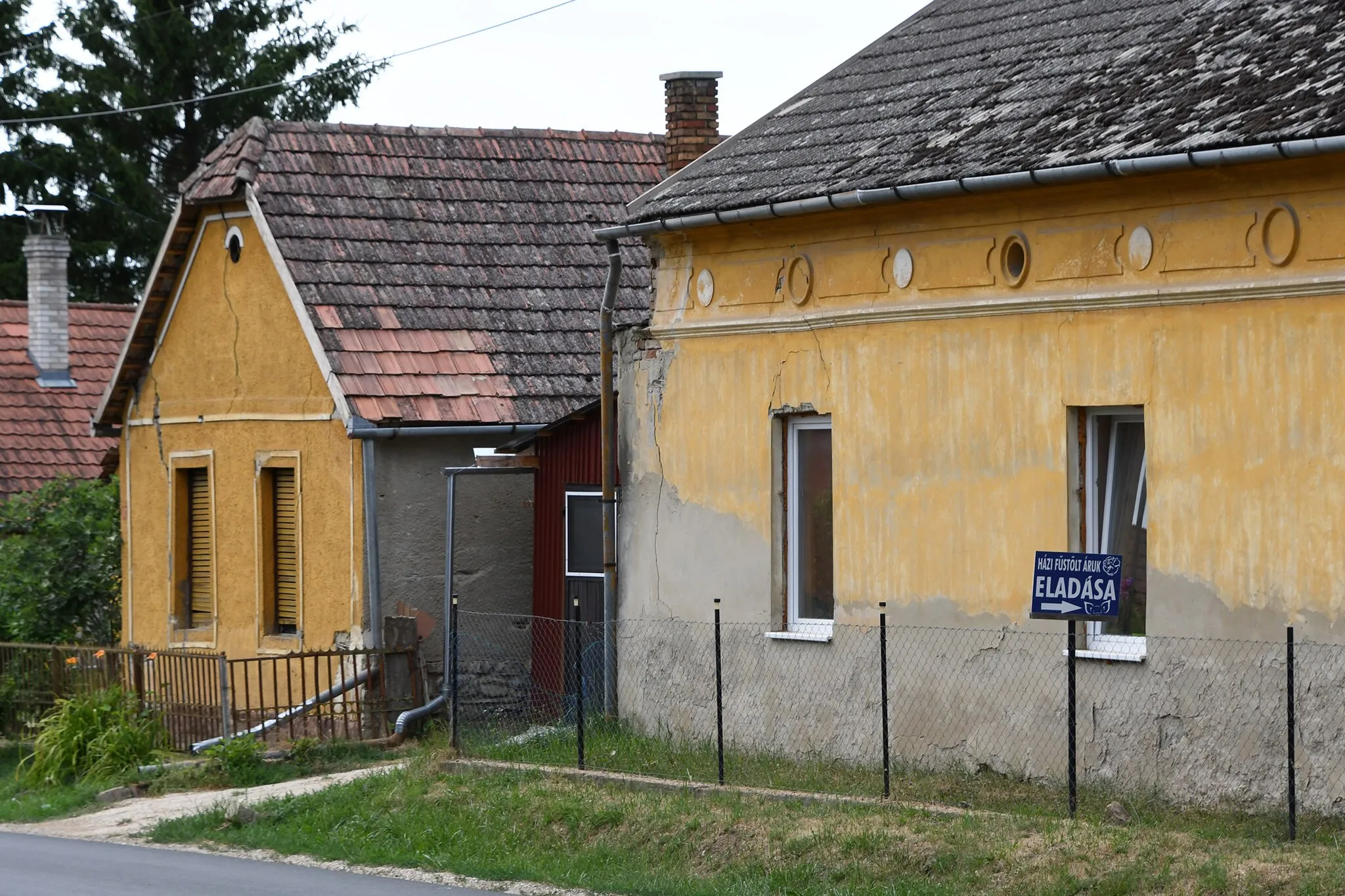 Photo showing: Traditional dwelling-houses on the main street of Visz, Hungary