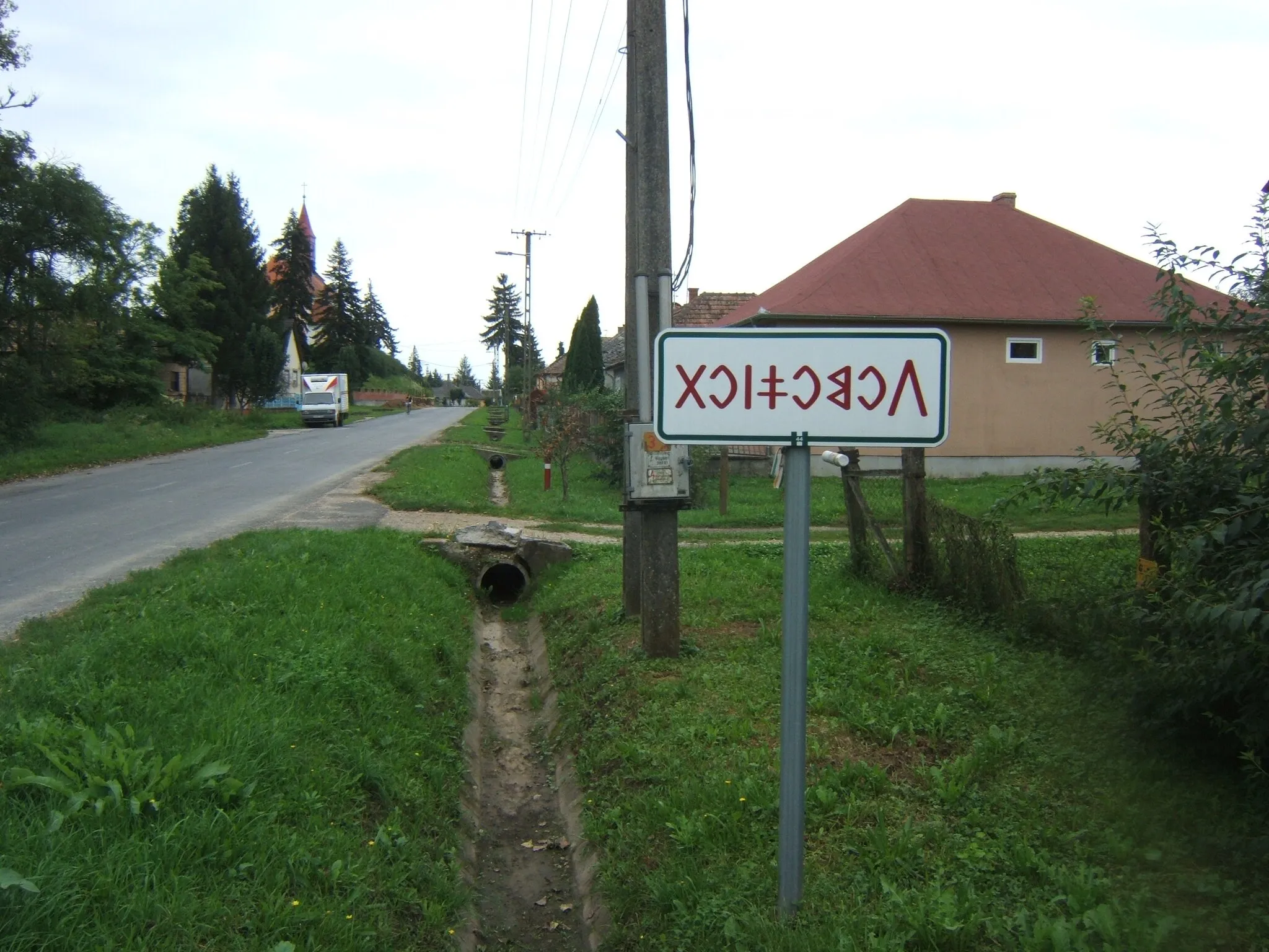 Photo showing: Székely-magyar rovásfeliratos tábla Somogyszob határában, 6814-es út, észak (Segesd) felől jövet