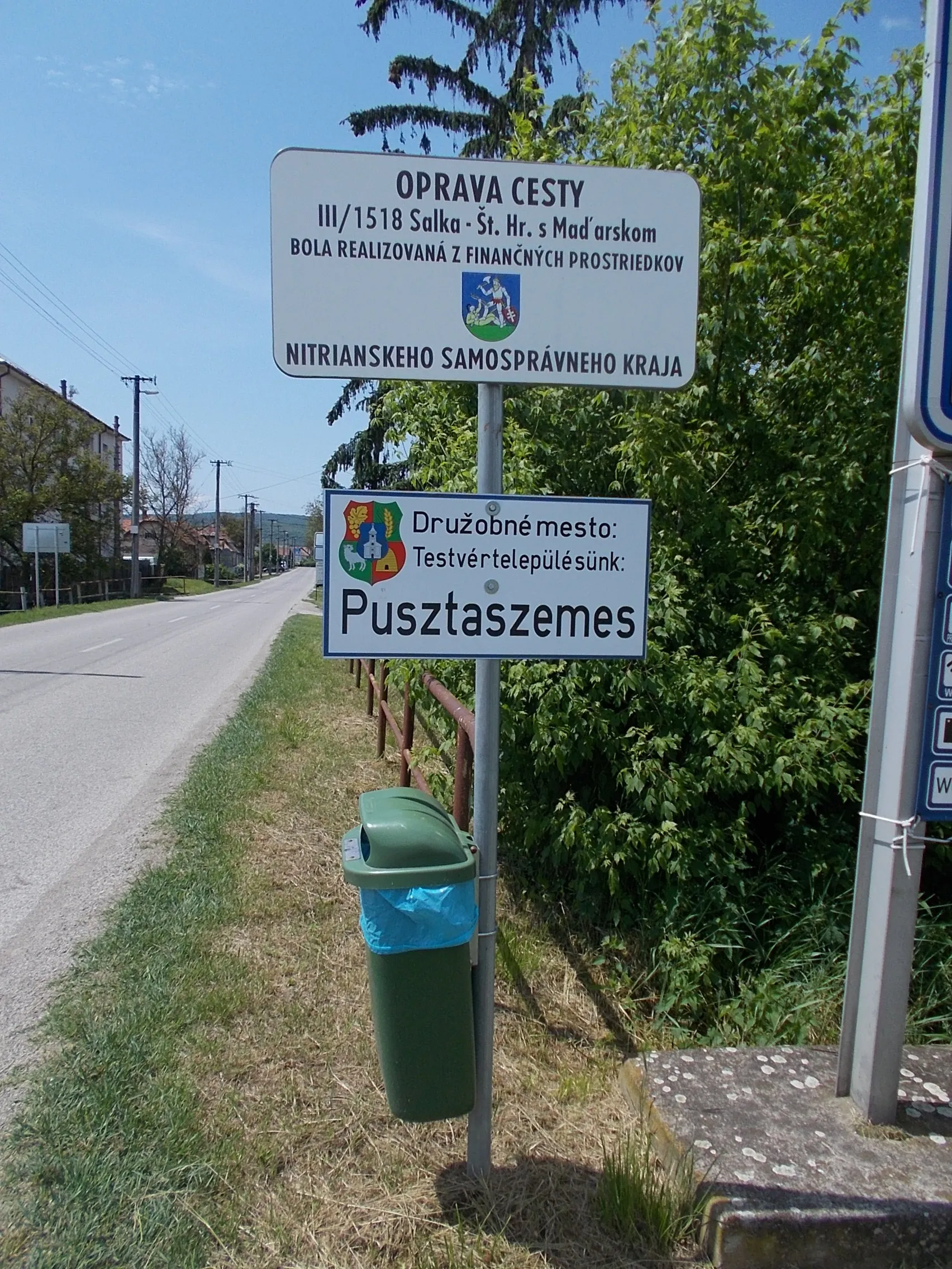 Photo showing: Twin town sign Pusztaszemes with Pusztaszemes CoA AND road construction sign with a samll Nitra Region CoA -  Route 1518, Salka, Nitra Region, Slovakia.