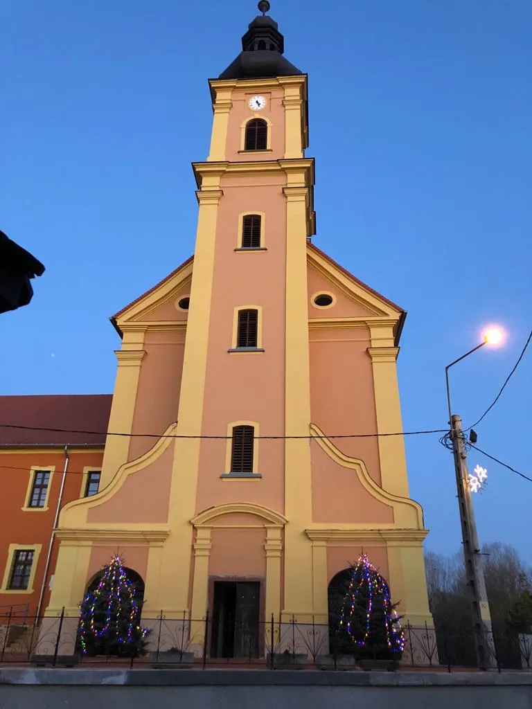 Photo showing: Andocs church front