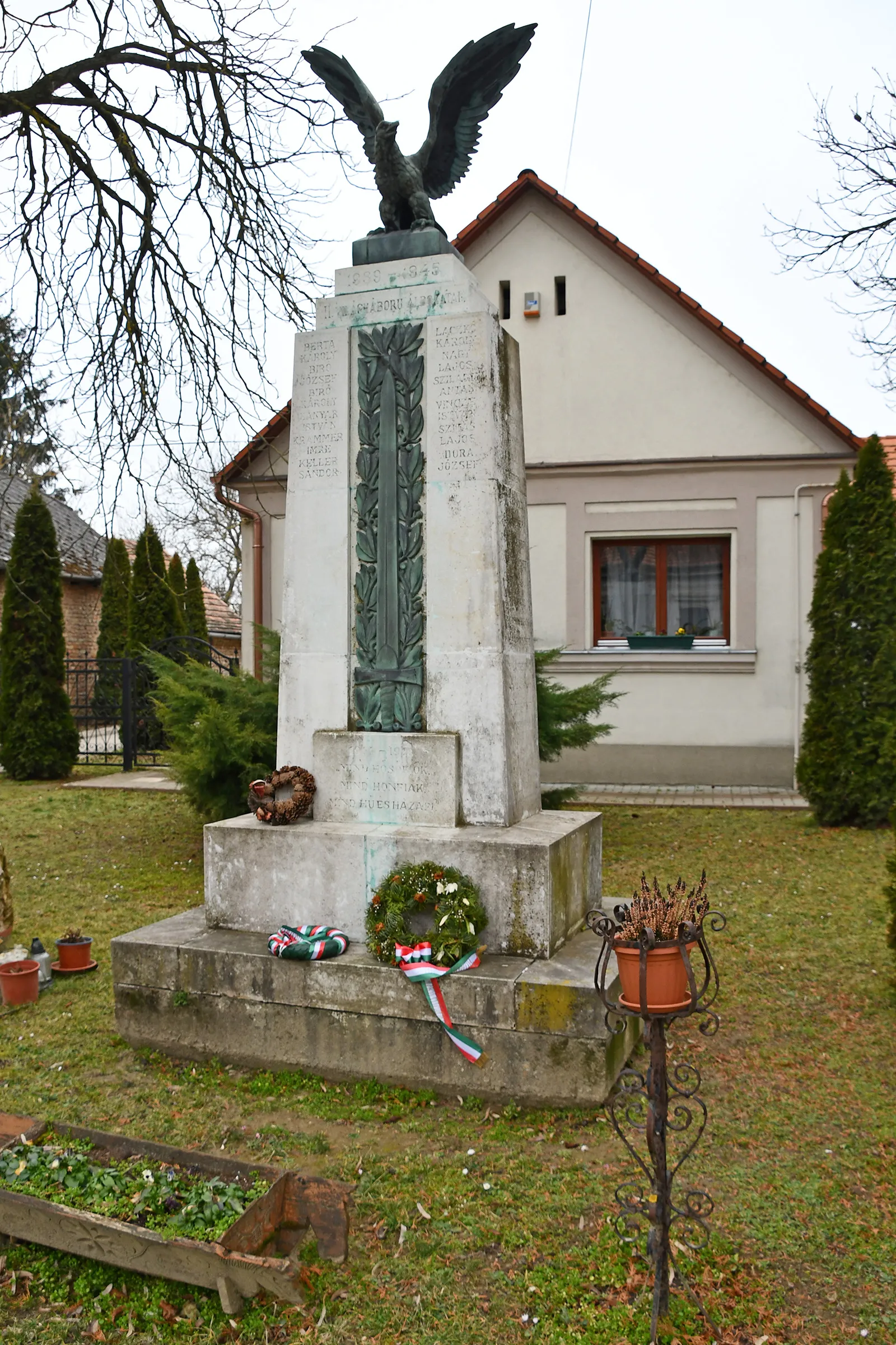 Photo showing: World War II memorial in Somogyaszaló, Hungary