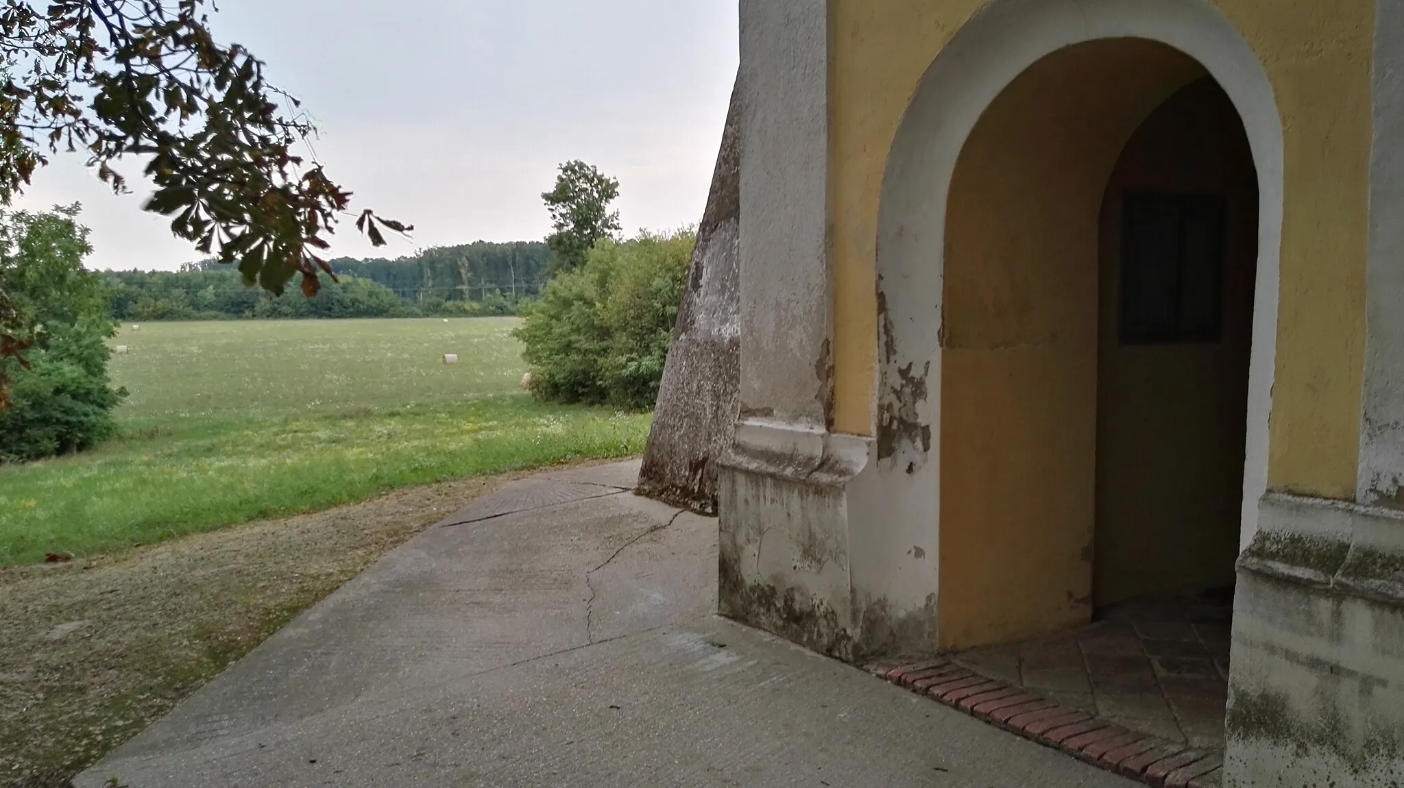 Photo showing: Ulaz katoličke crkve Novog Sela