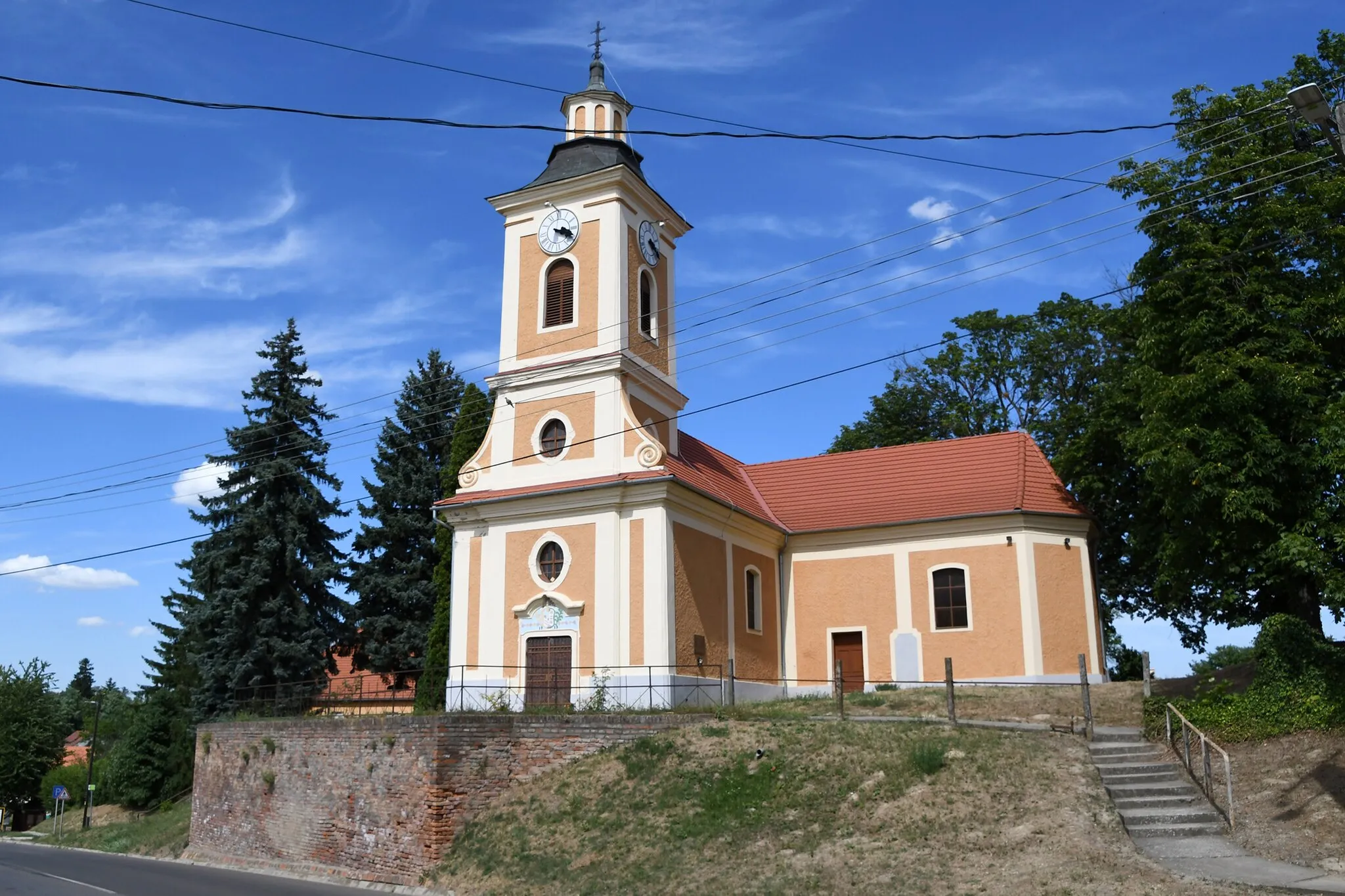 Photo showing: Roman Catholic church in Mernye, Hungary