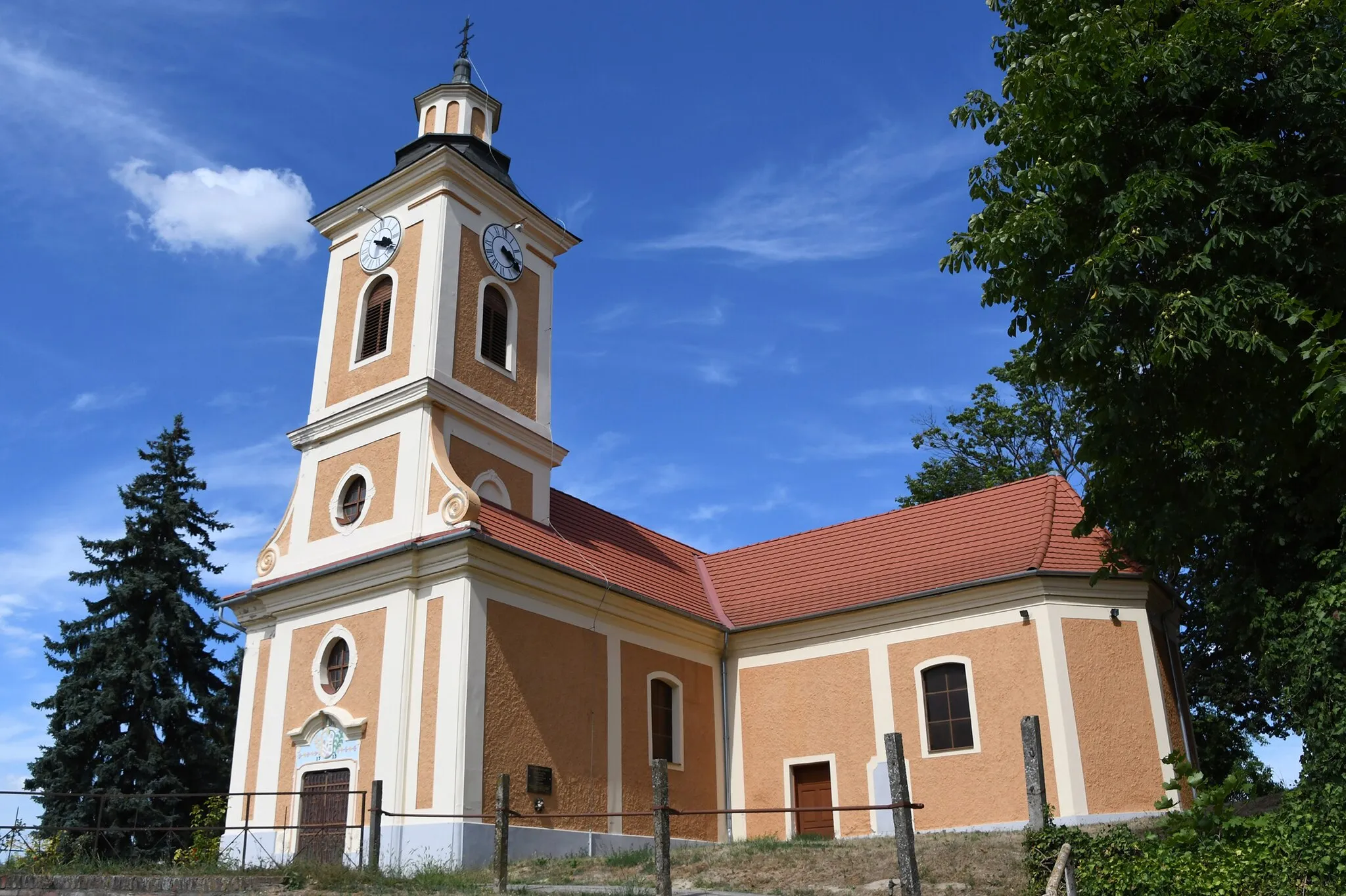 Photo showing: Roman Catholic church in Mernye, Hungary