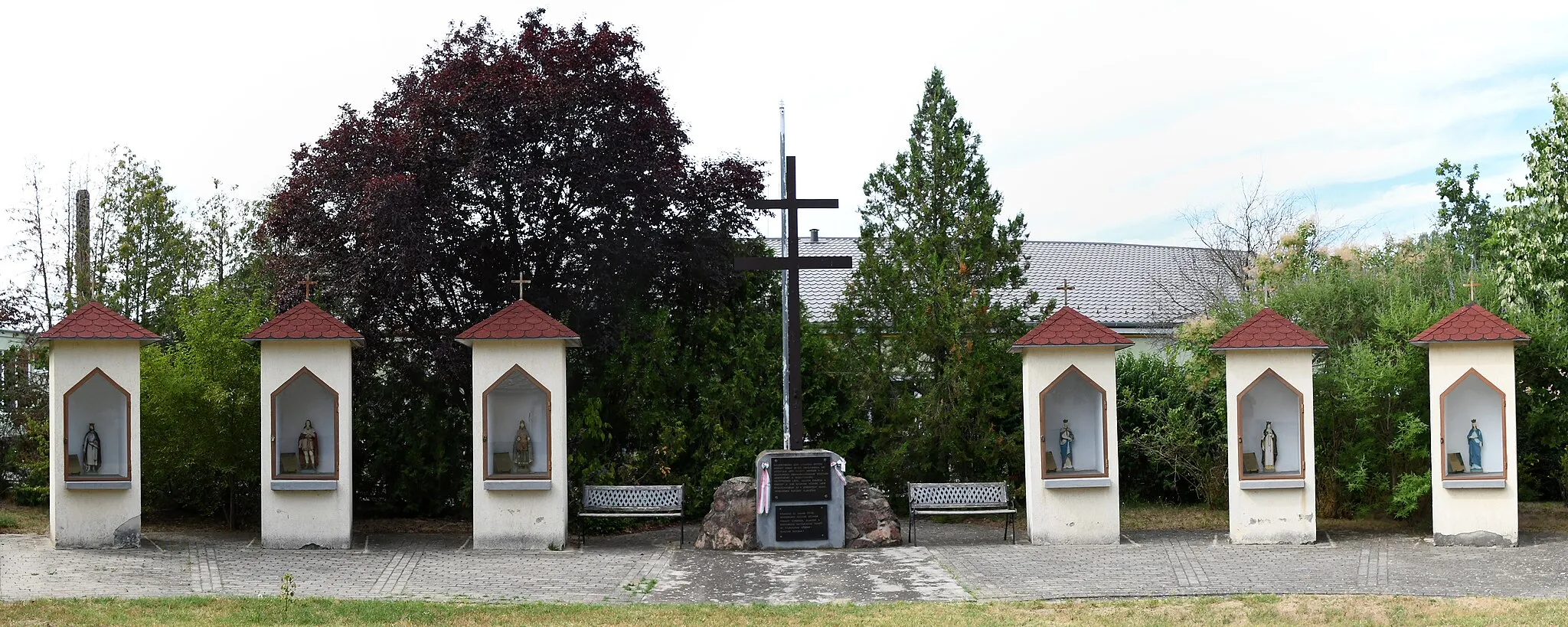 Photo showing: Statues of Hungarian saints in the Roman Catholic churchyard in Somogybabod, Hungary