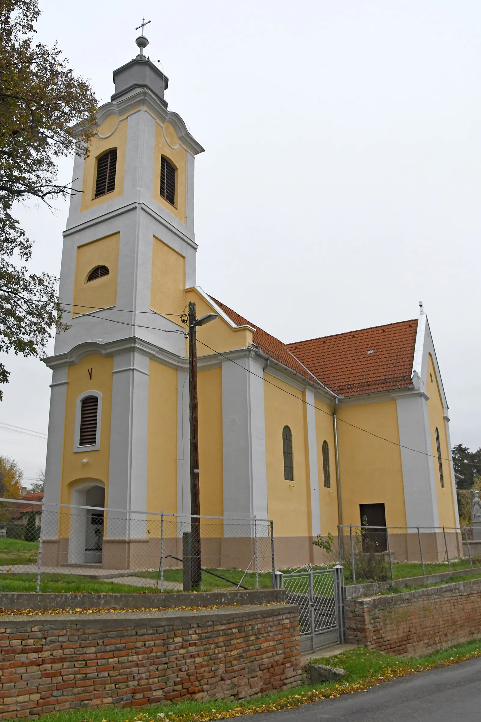 Photo showing: Roman Catholic church in Osztopán, Hungary