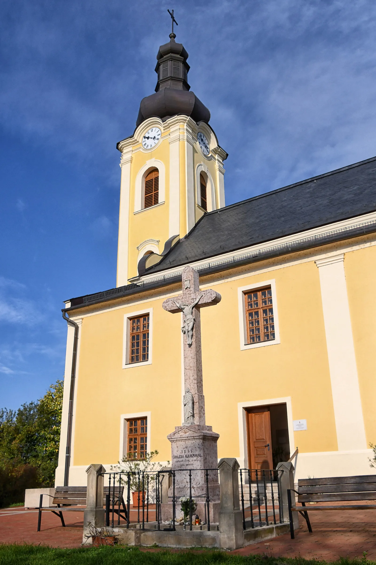 Photo showing: Roman Catholic church in Karád