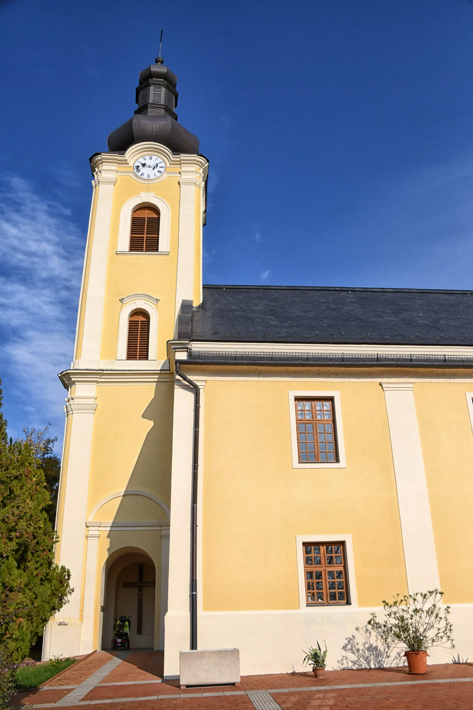 Photo showing: Roman Catholic church in Karád