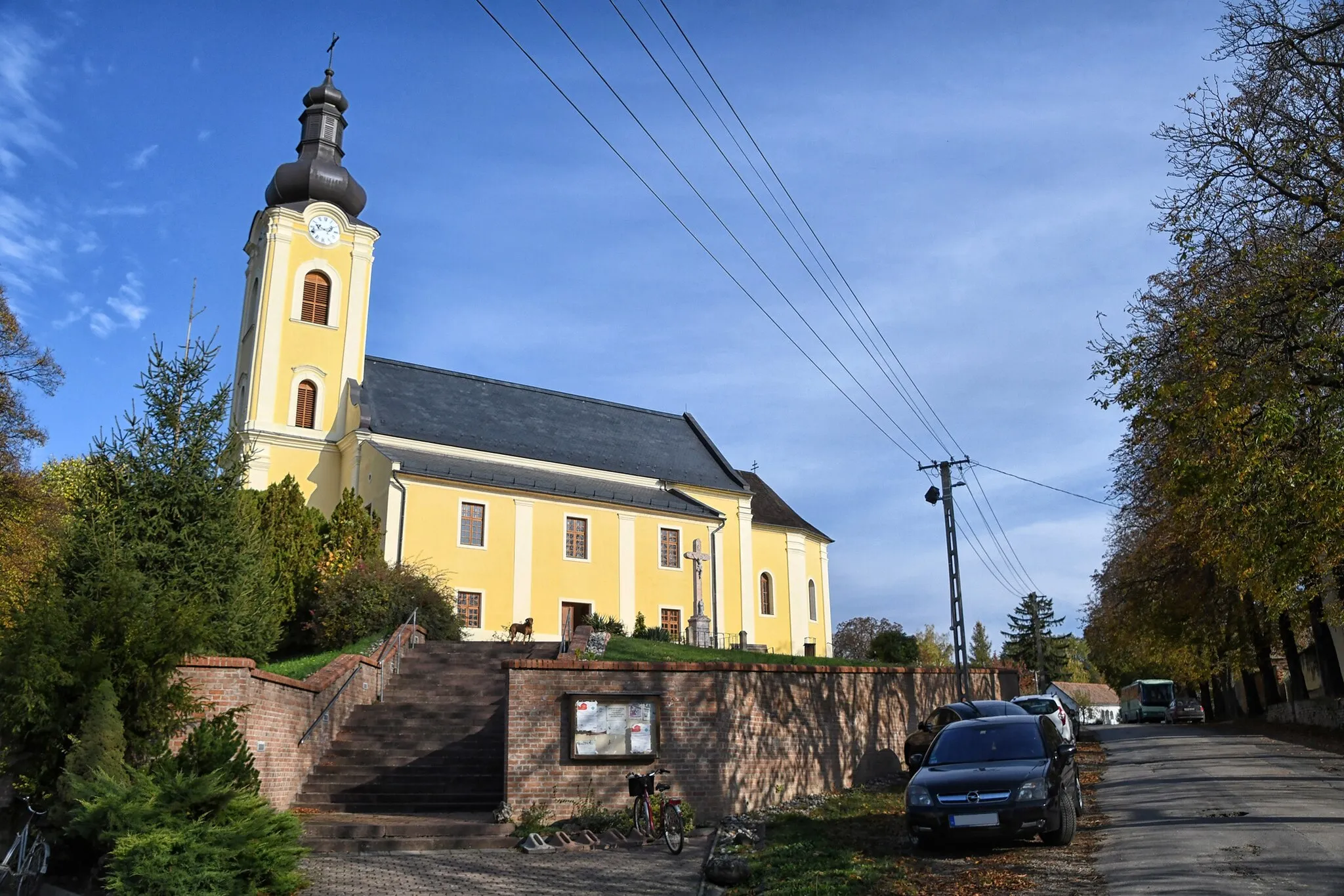 Photo showing: Roman Catholic church in Karád